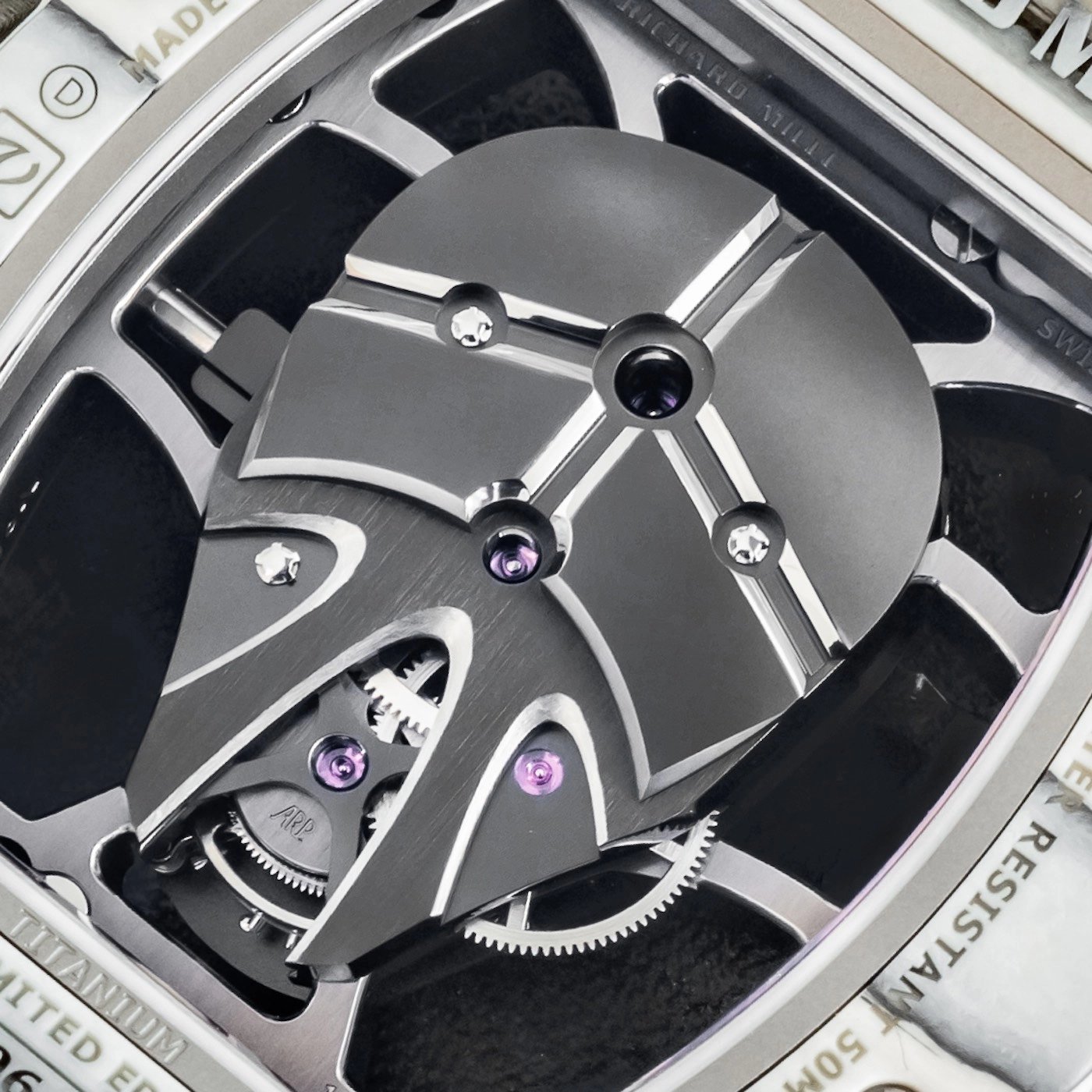 Richard Mille RM 52-06 Tourbillon Mask: chi tiết hoàn thiện cầu máy phía sau RM 52-06