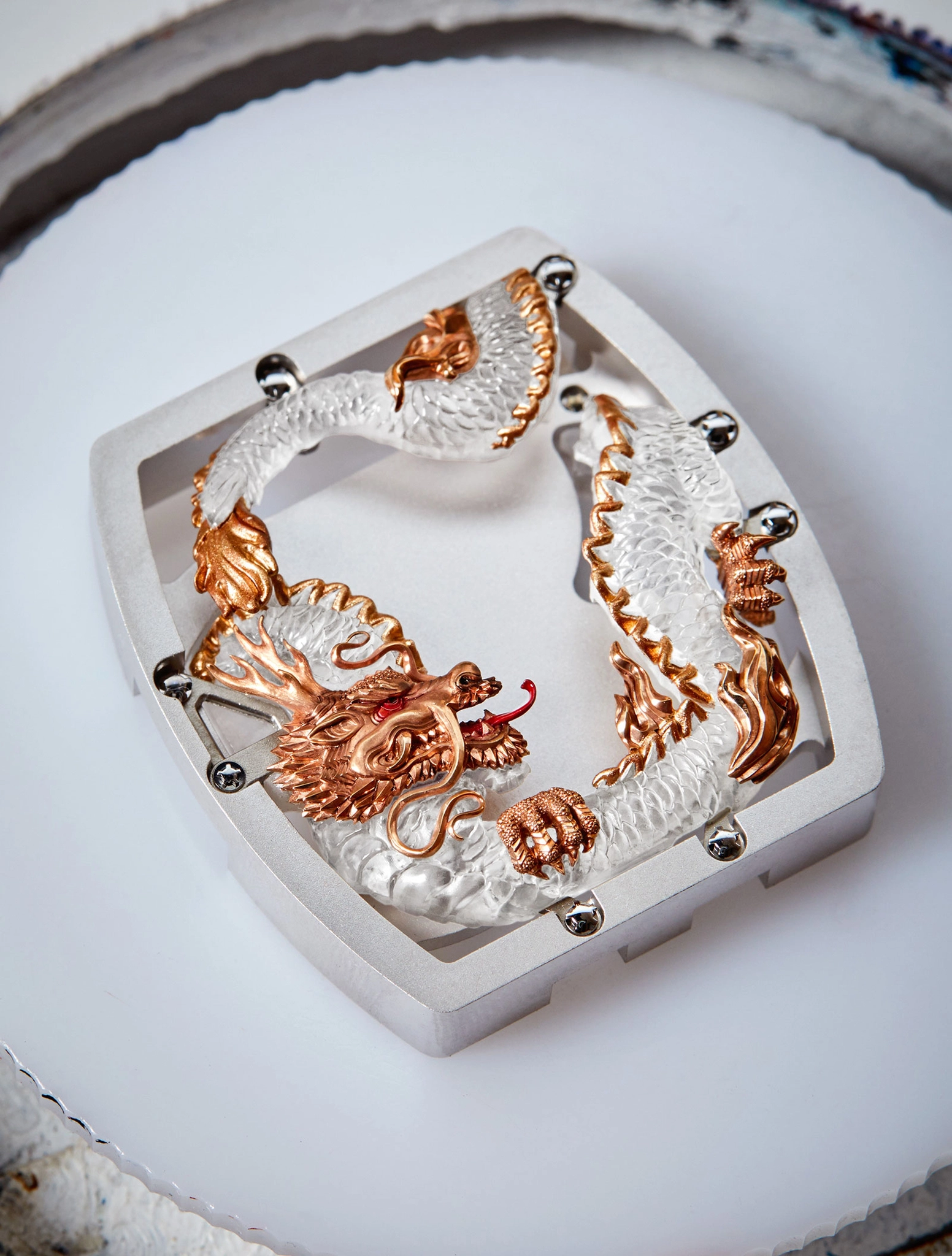 Richard Mille RM 57-03 Sapphire Dragon: cụm rồng chạm khắc trước khi lắp vào calibre