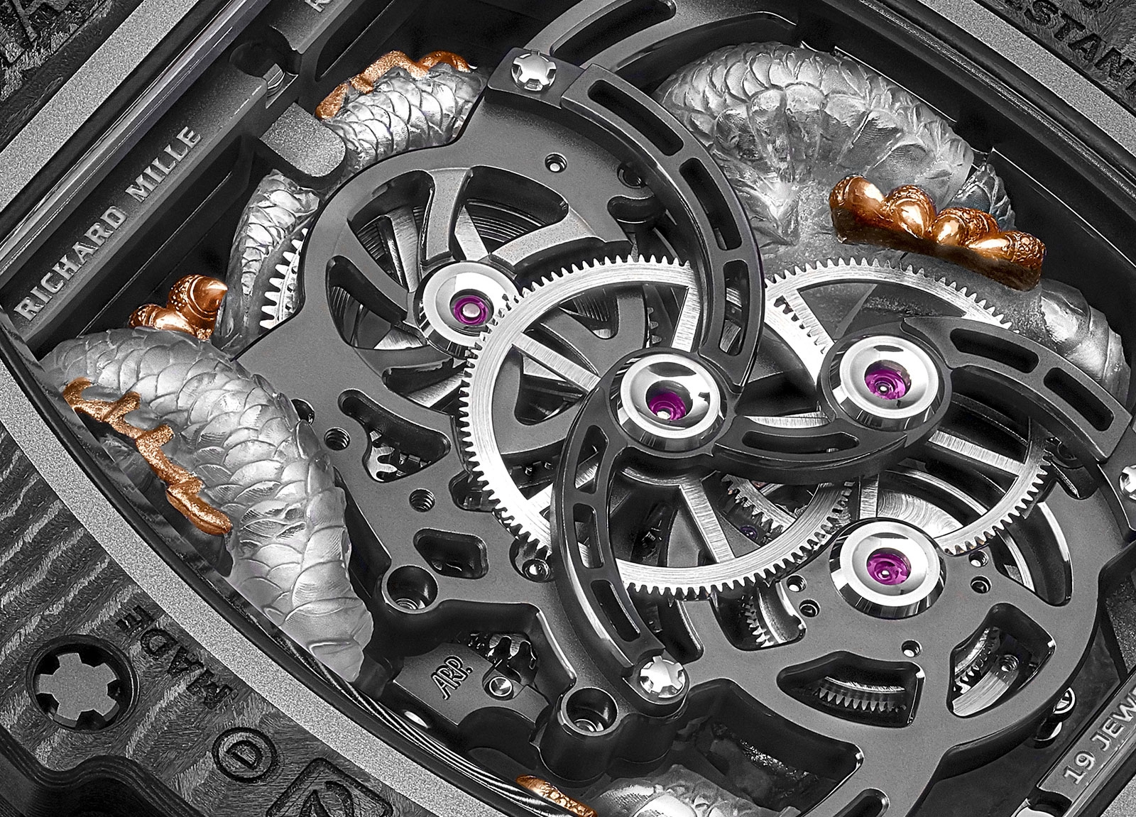 Richard Mille RM 57-03 Sapphire Dragon: mặt sau calibre RM 57-03 và thân rồng bằng sapphire
