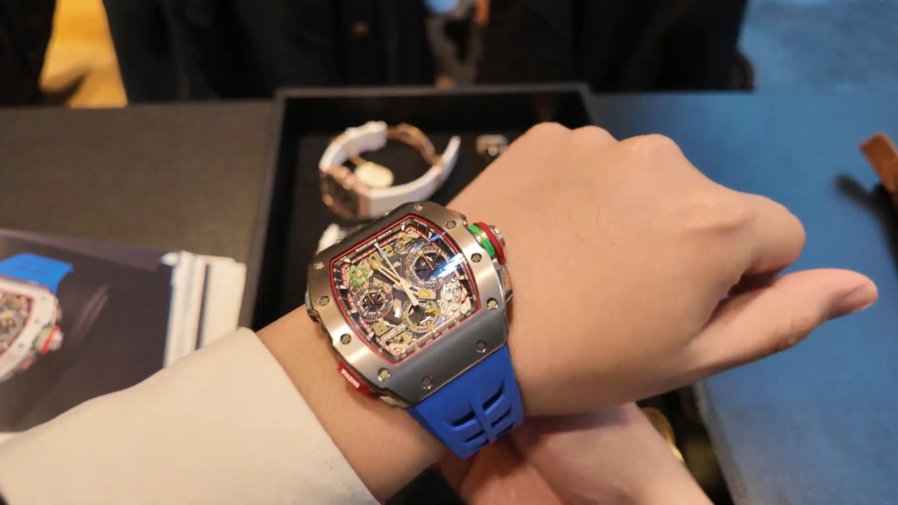 Richard Mille RM 65-01 titanium trên cổ tay