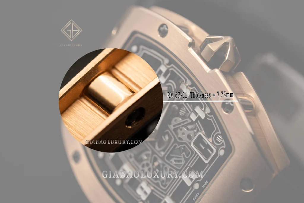 Richard Mille RM 67-01 và RM 005: độ mỏng của vỏ RM 67-01 khi nhìn từ cạnh