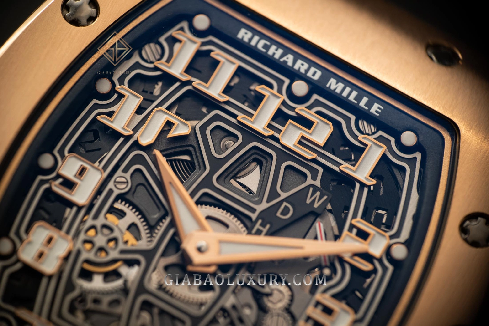 Richard Mille RM 67-01 và RM 005: mặt số lộ cơ và lịch ngày của RM 005