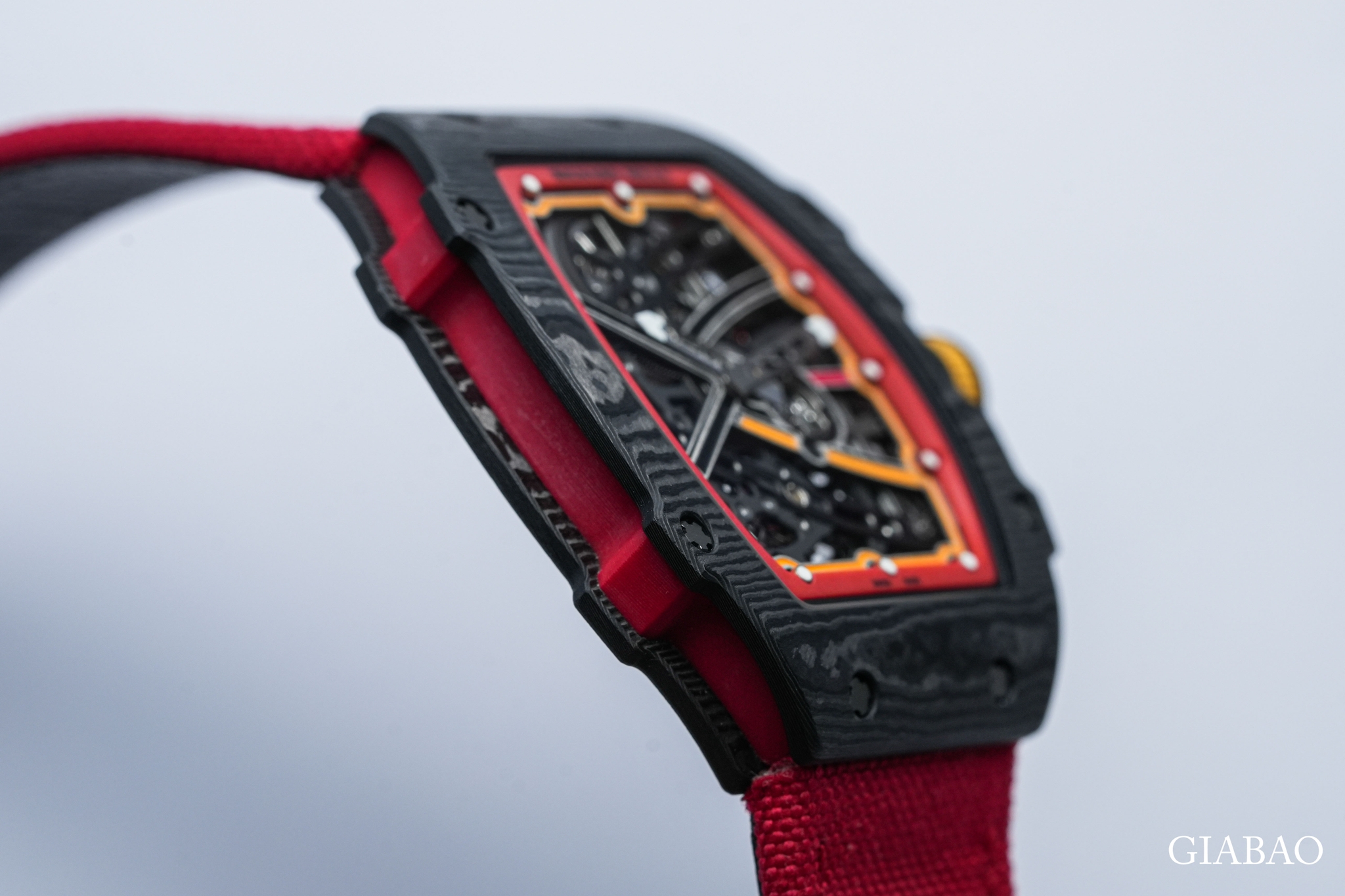 Cạnh vỏ Richard Mille RM 67-02 với caseband đỏ và vít titan