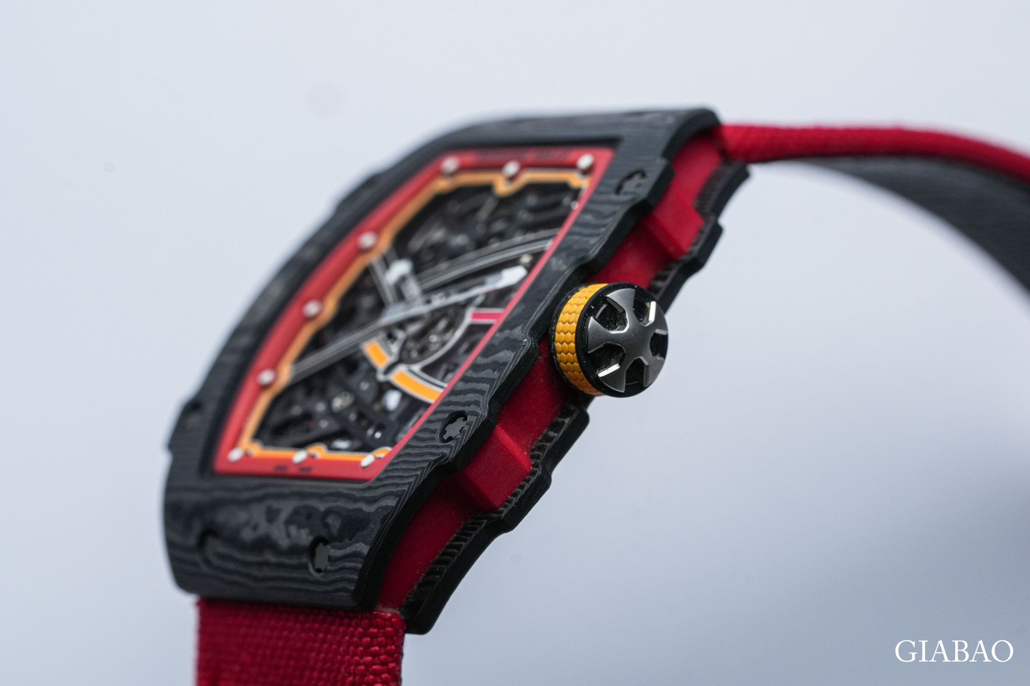 Góc nghiêng Richard Mille RM 67-02 cho thấy thân vỏ mỏng