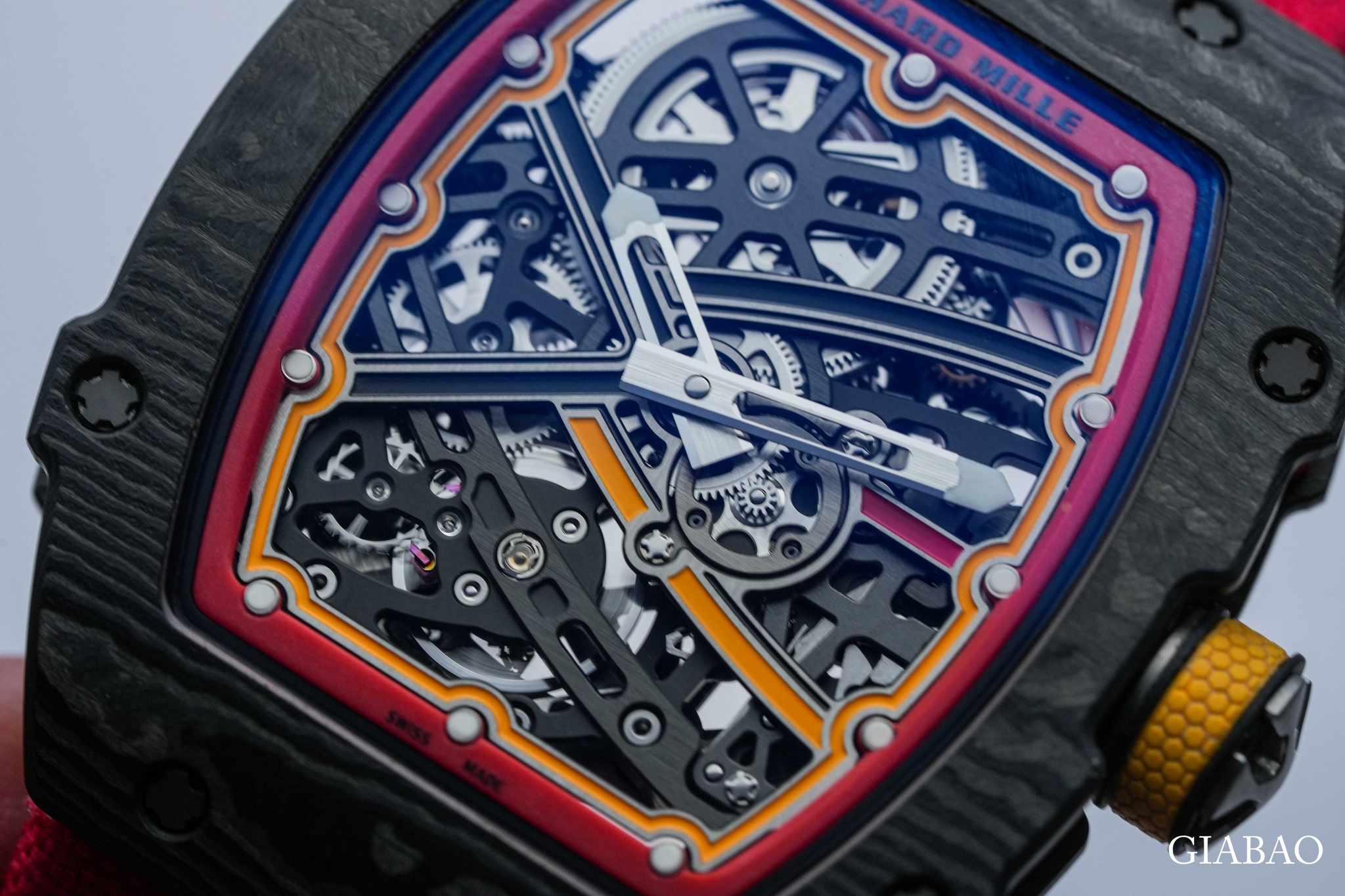 Cận cảnh vân lớp TPT trên vỏ Richard Mille RM 67-02