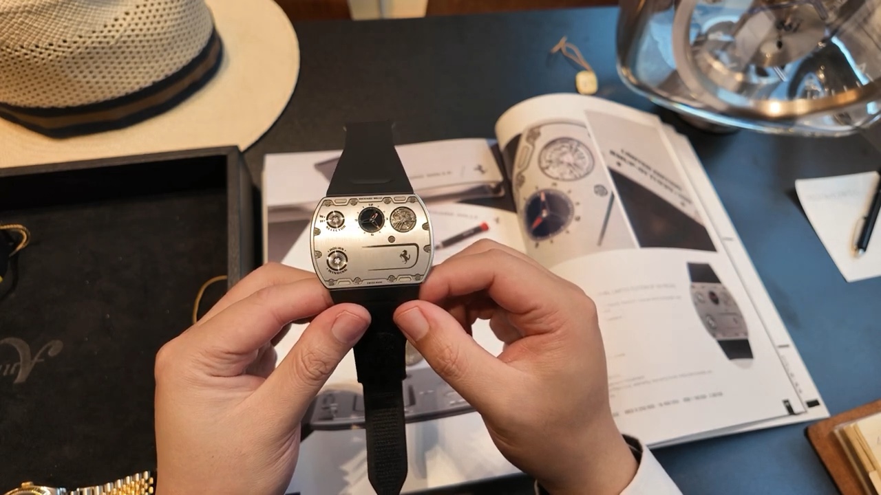 Richard Mille RM UP-01 Ferrari nhìn thẳng
