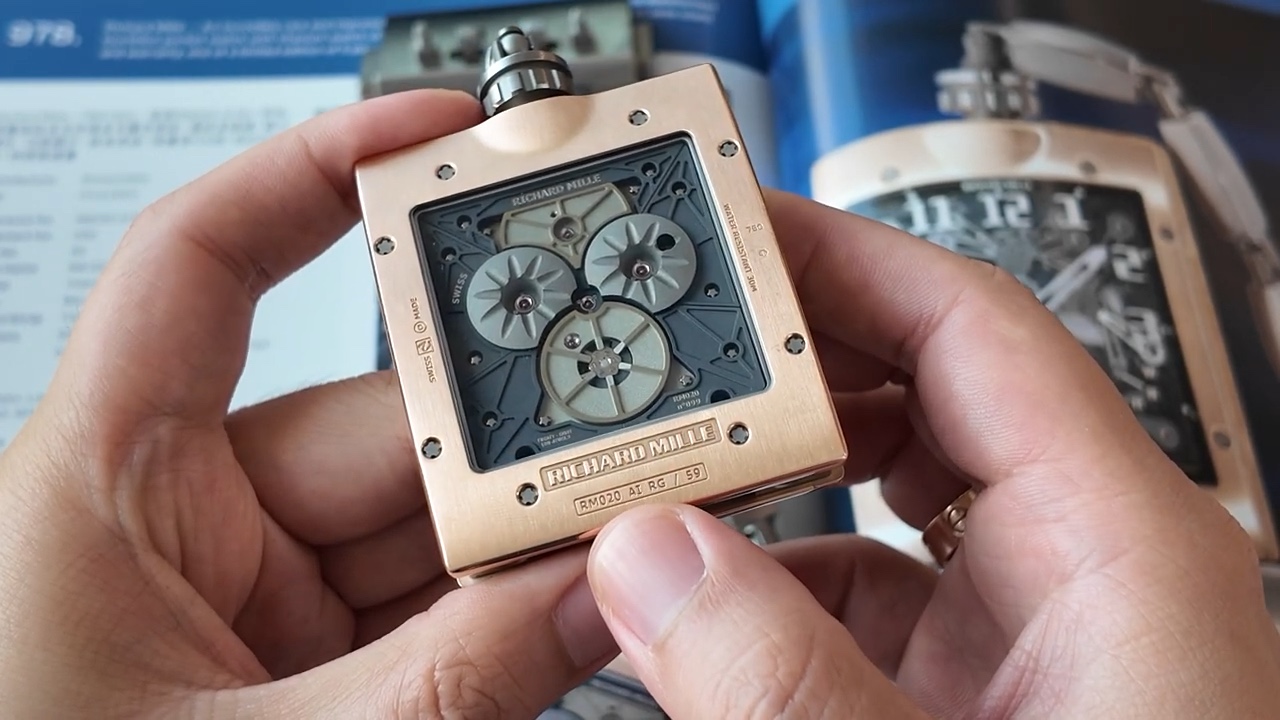 Mặt sau calibre RM020 với hai hộp cót