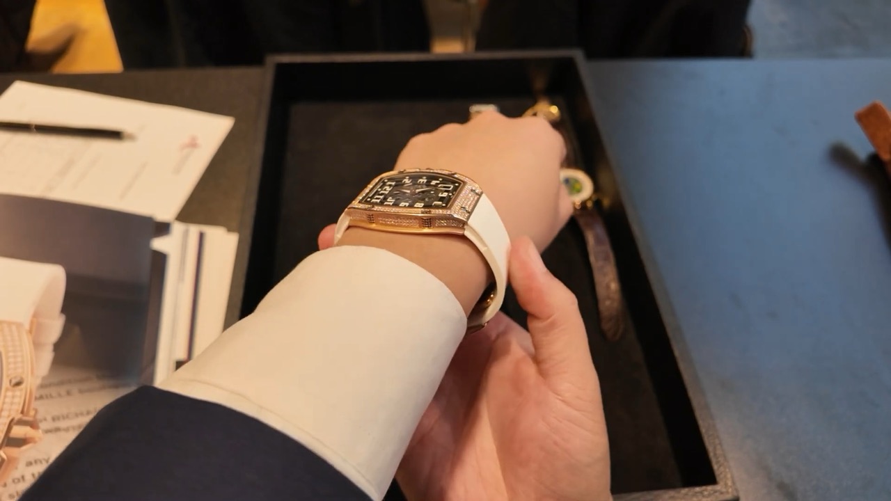 Richard Mille RM 67-01 đính kim cương trên cổ tay Gia Bảo