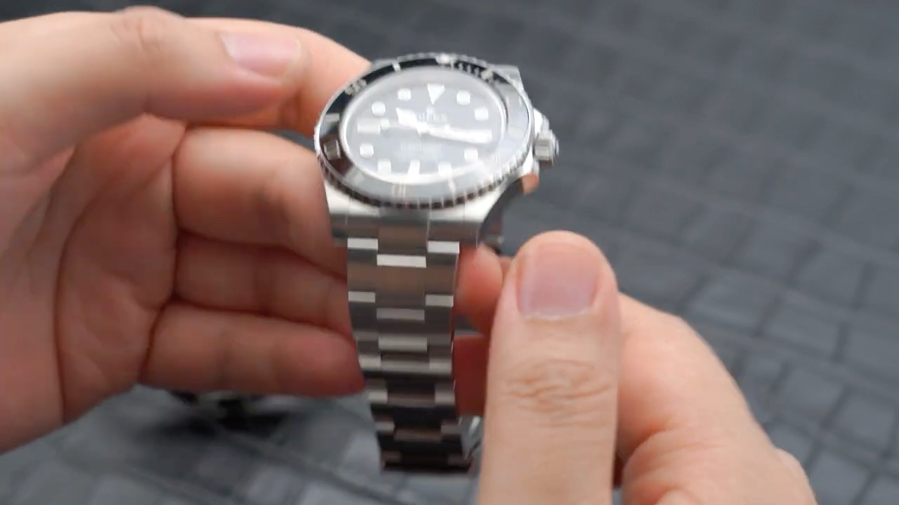 Góc nghiêng Rolex Submariner 124060 với vỏ Oystersteel và dây Oyster