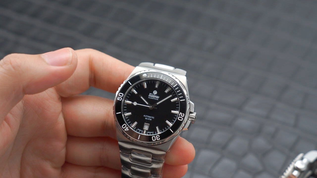 Tutima M2 Seven Seas S nhìn chính diện với bezel lặn và mặt số ba kim