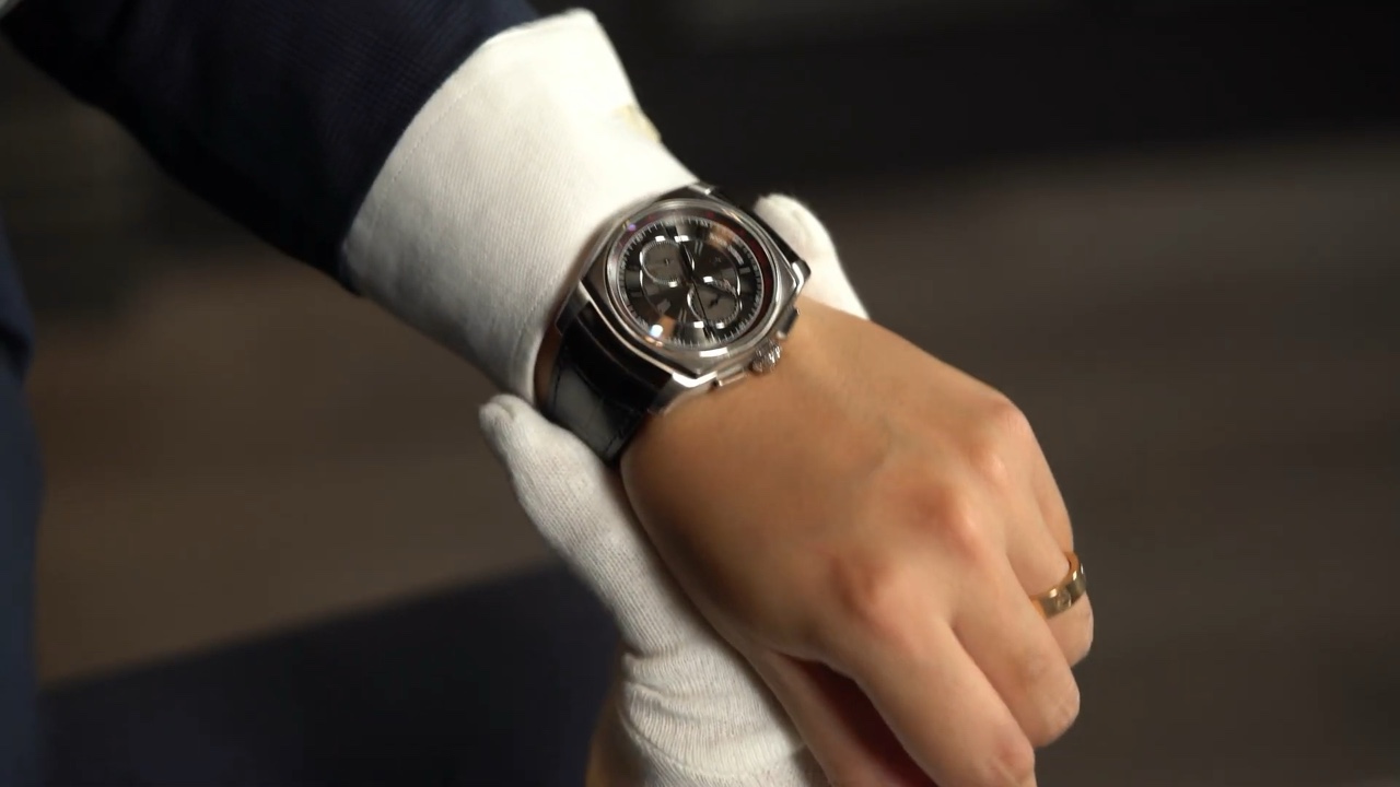 Roger Dubuis La Monégasque DBMG0005 trên cổ tay trong video Gia Bảo