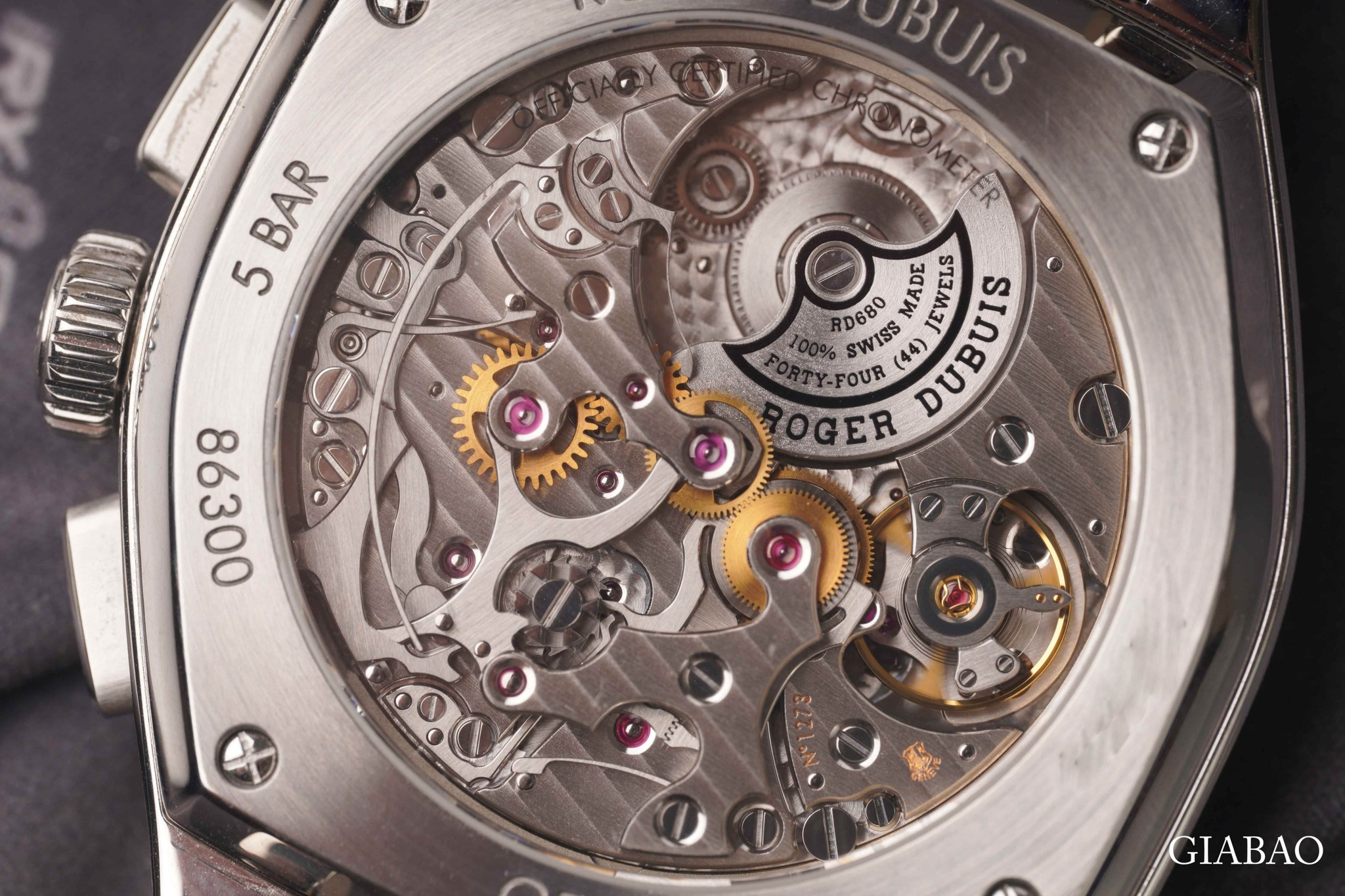 Mặt đáy sapphire và bộ máy Roger Dubuis của La Monégasque DBMG0005