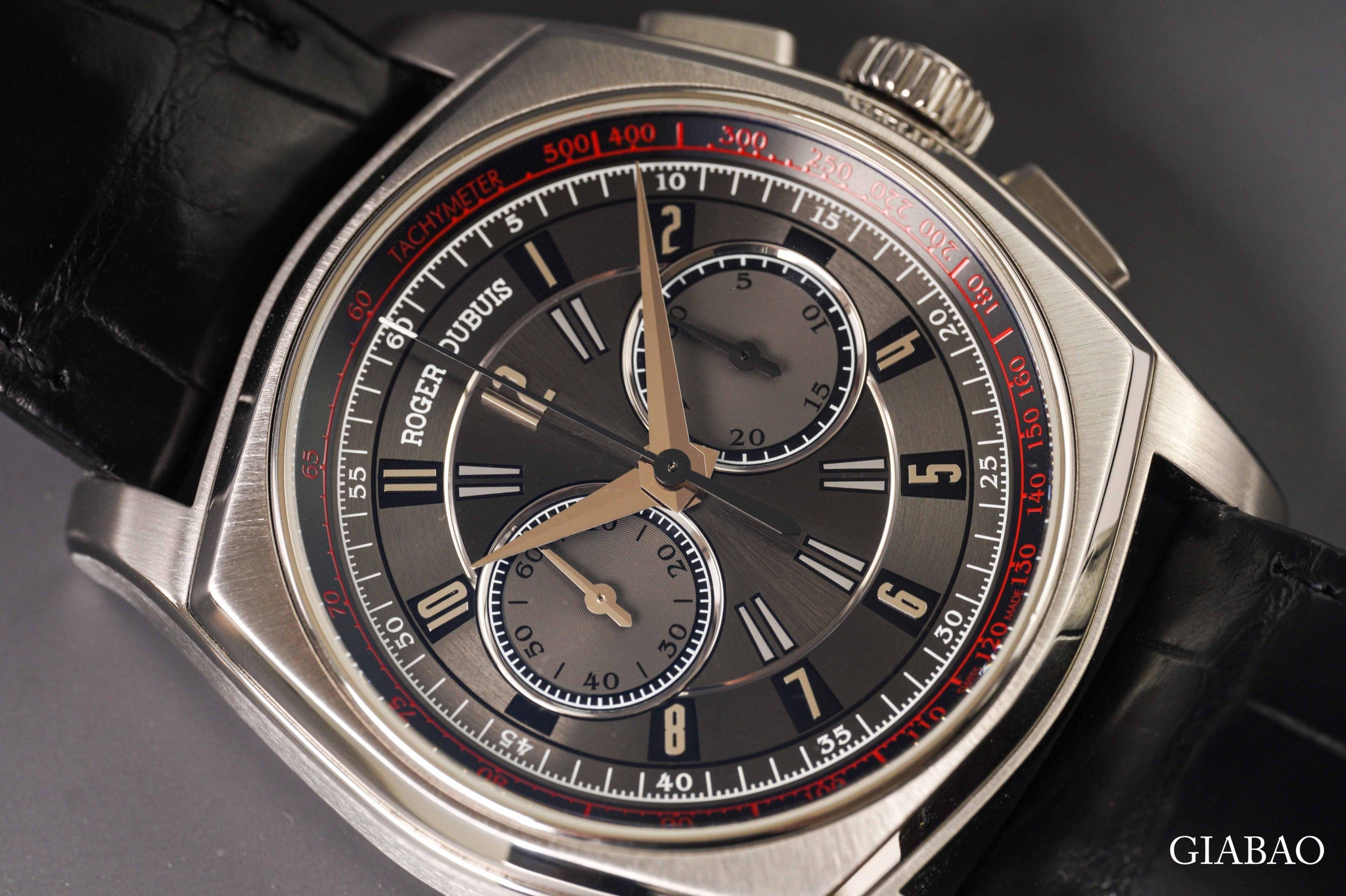 Roger Dubuis La Monégasque DBMG0005 với mặt số chronograph xám đen