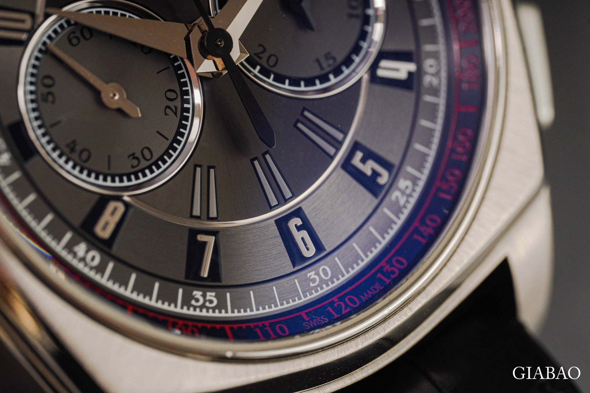 Cận cảnh mặt số Roger Dubuis La Monégasque với chữ số Ả Rập và thang tachymeter đỏ