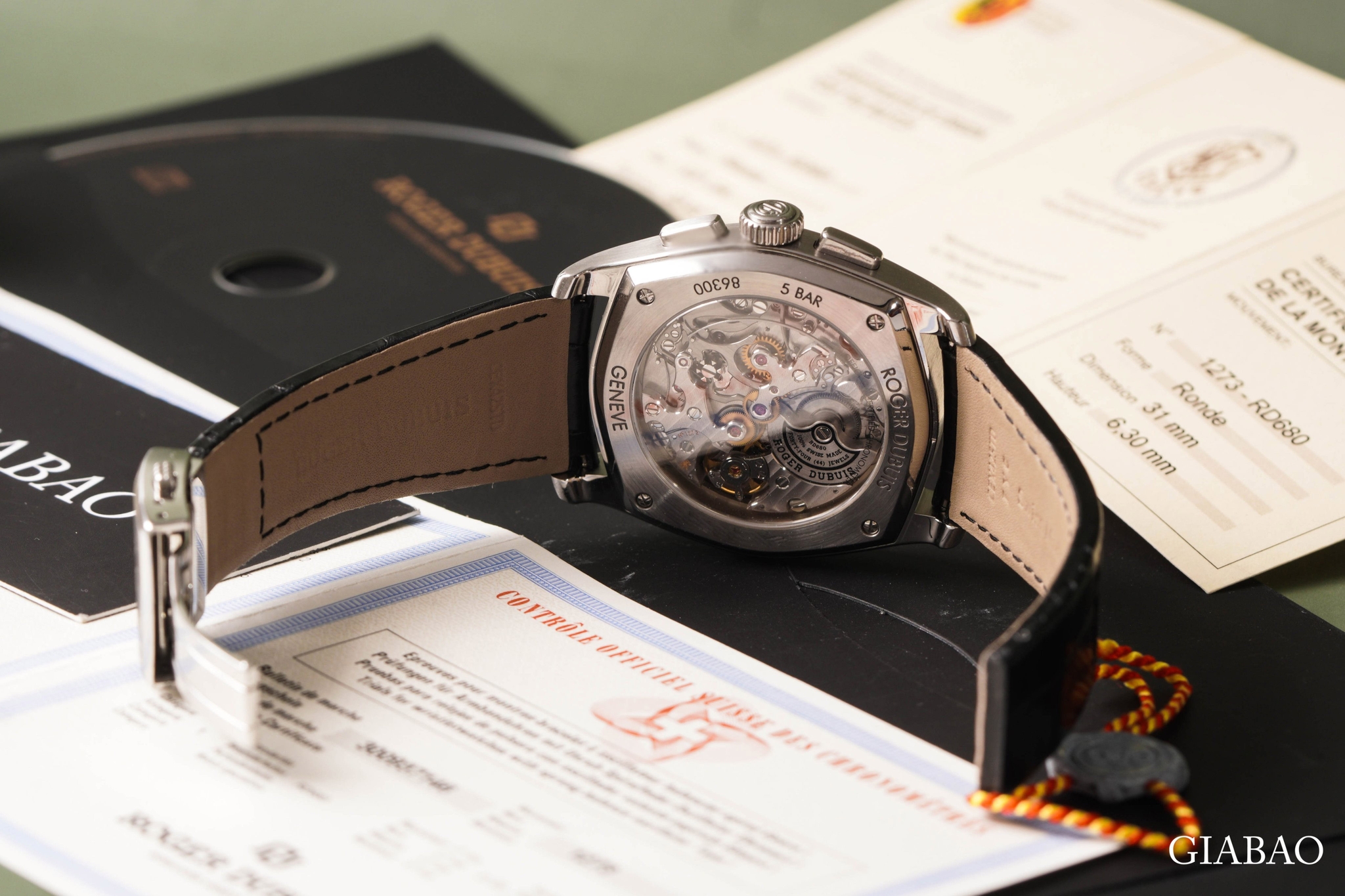 Mặt đáy sapphire, dây da và khóa gập của Roger Dubuis La Monégasque DBMG0005