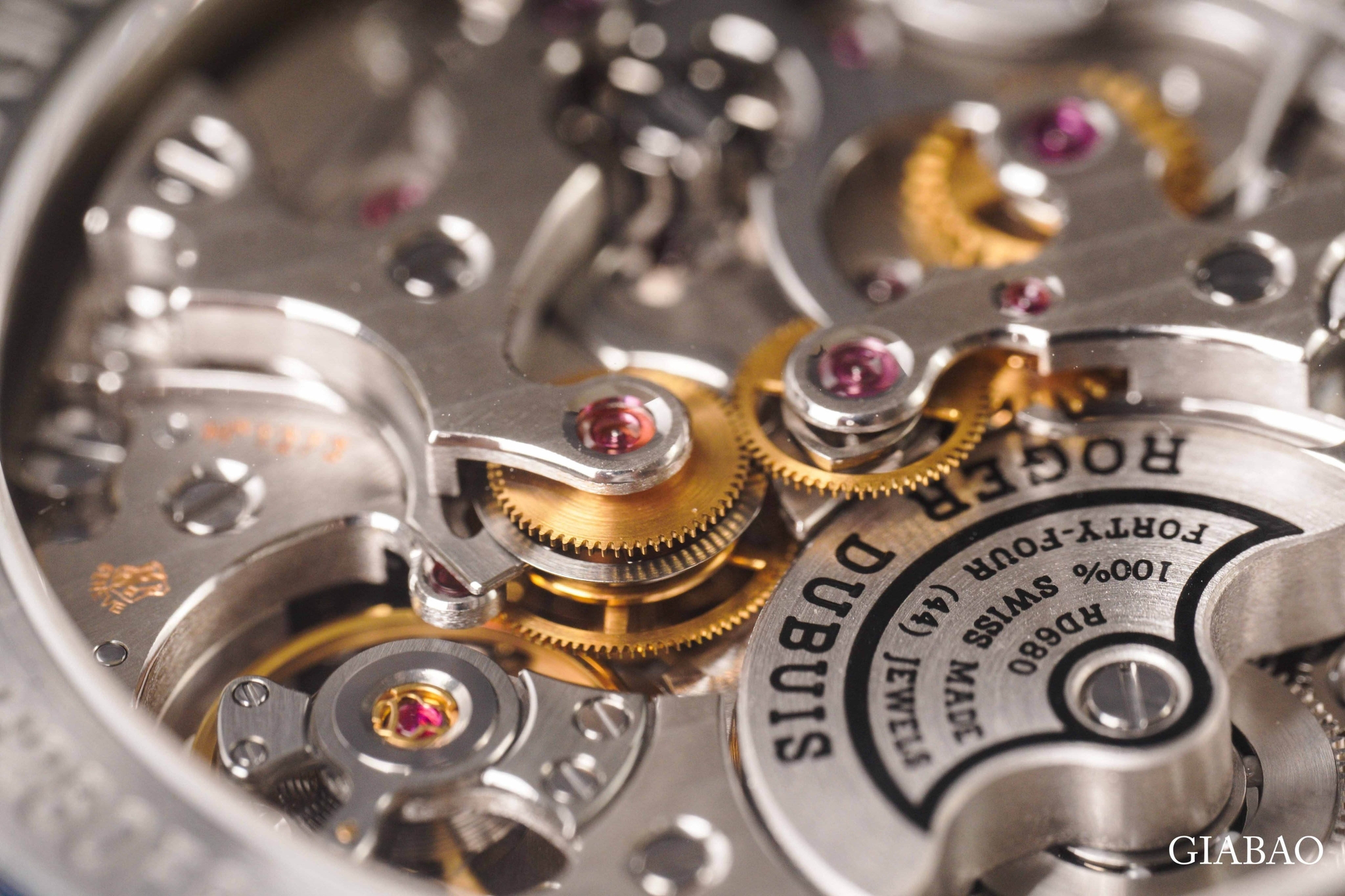 Cận cảnh bộ máy RD680 và micro-rotor của Roger Dubuis La Monégasque qua đáy sapphire