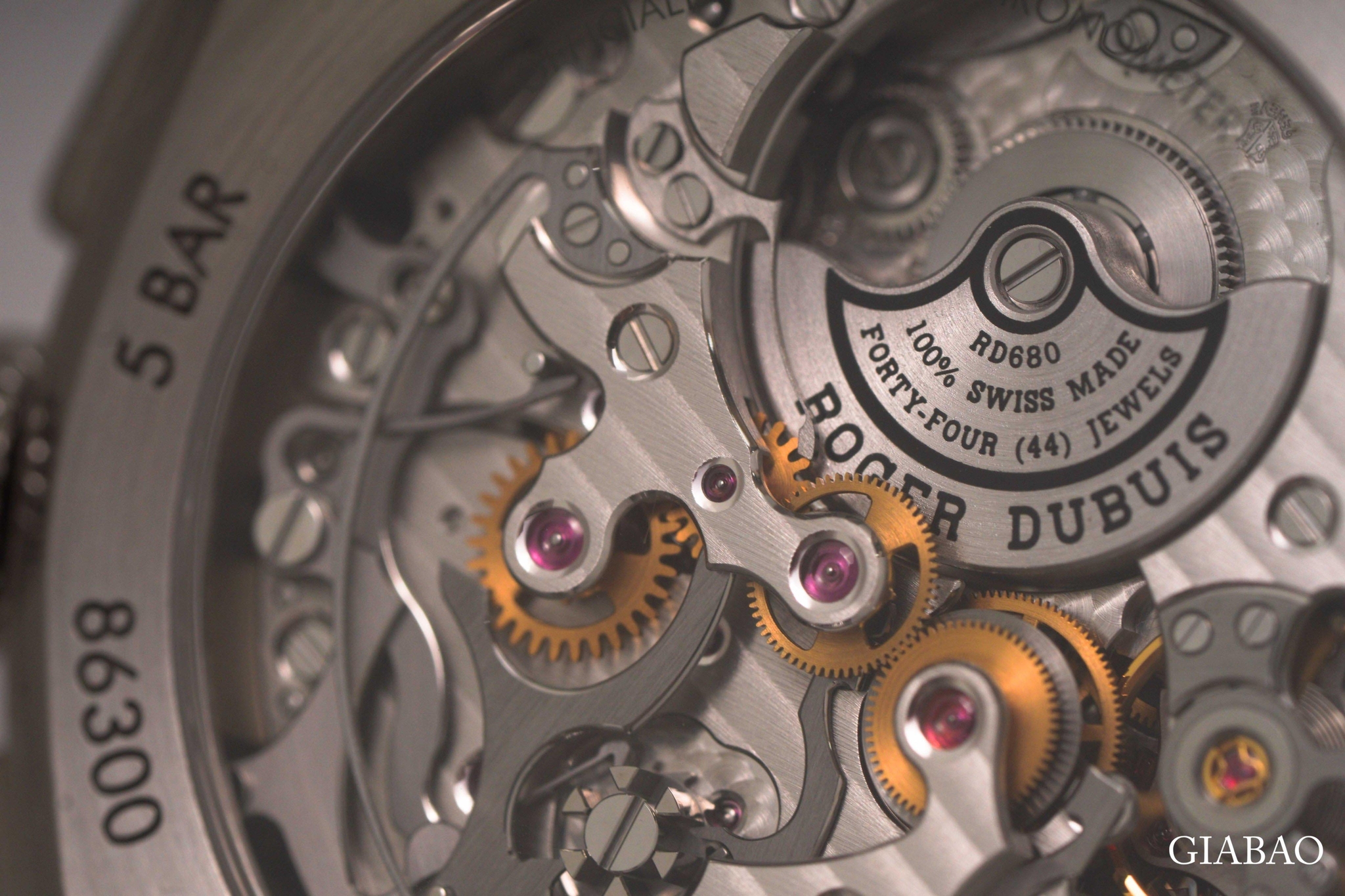 Cận cảnh bộ máy chronograph RD680 qua đáy sapphire của Roger Dubuis La Monégasque