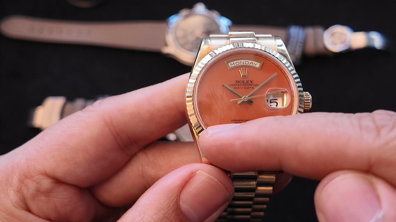 Rolex Day-Date ref. 118238 Coral nhìn góc nghiêng với bezel fluted và dây President