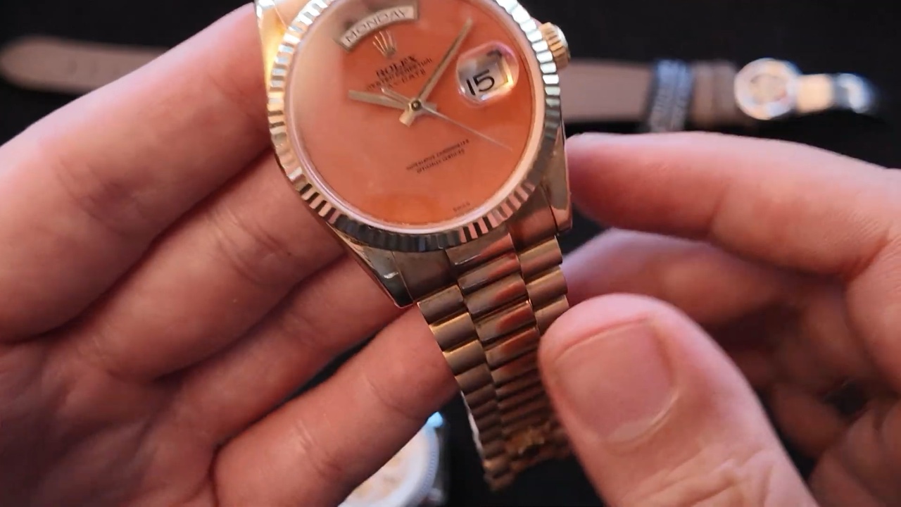Mặt số san hô Rolex Day-Date ref. 118238 Coral với ngày Monday và date 15