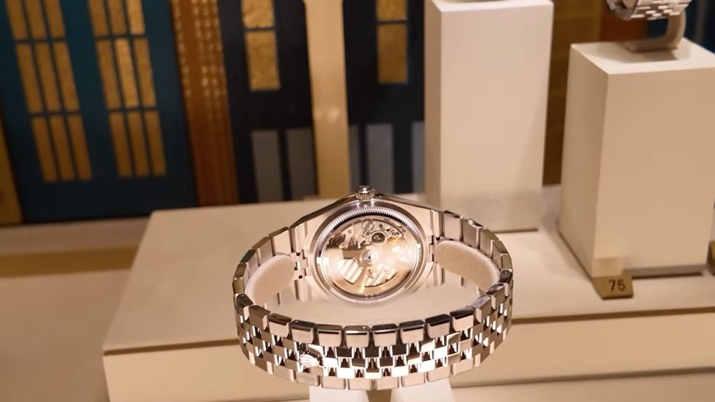 Mặt sau Rolex Land-Dweller trưng bày