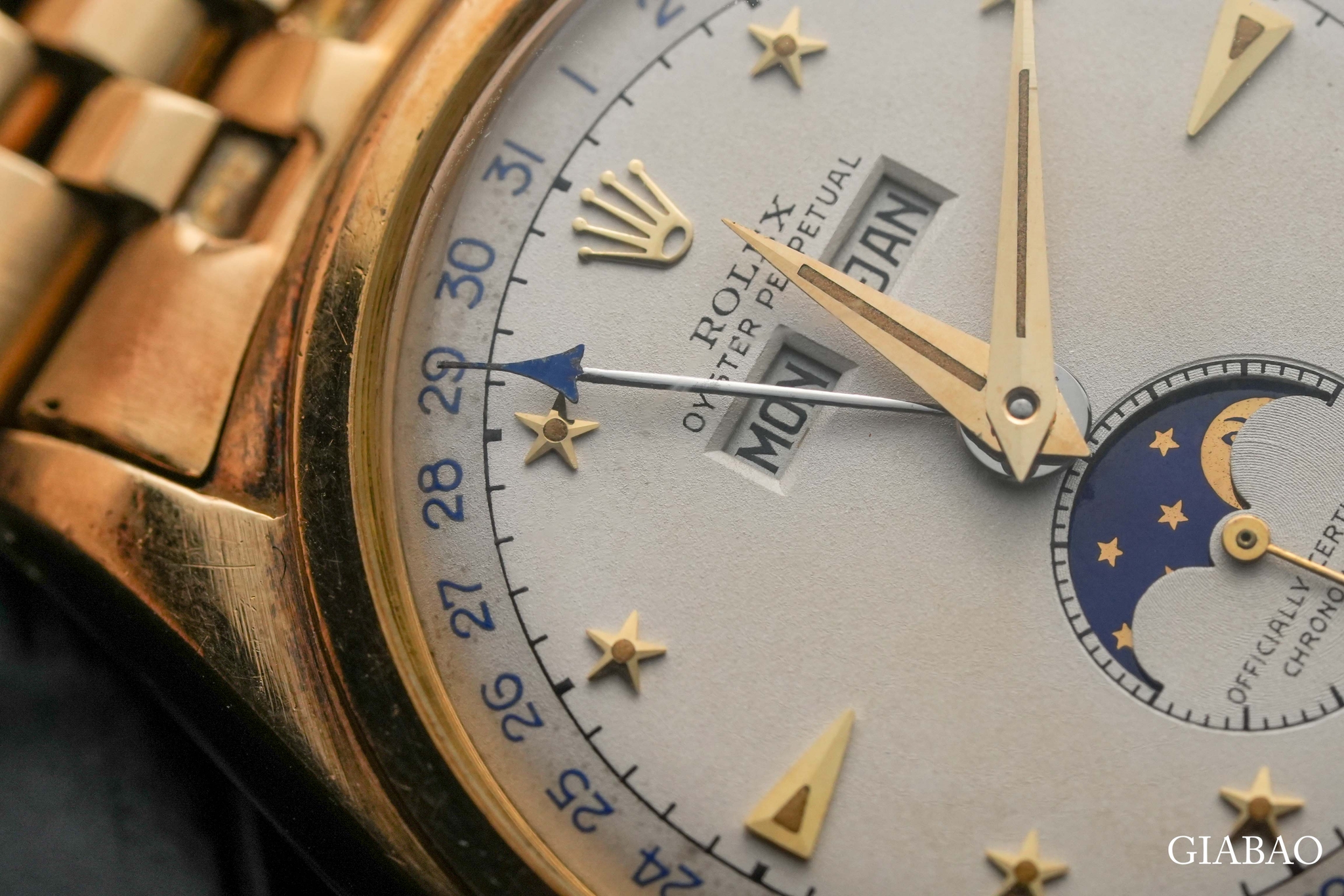 Cận cảnh Rolex 6062 Stelline: cọc sao vàng, vòng lịch ngày, cửa thứ và lịch trăng