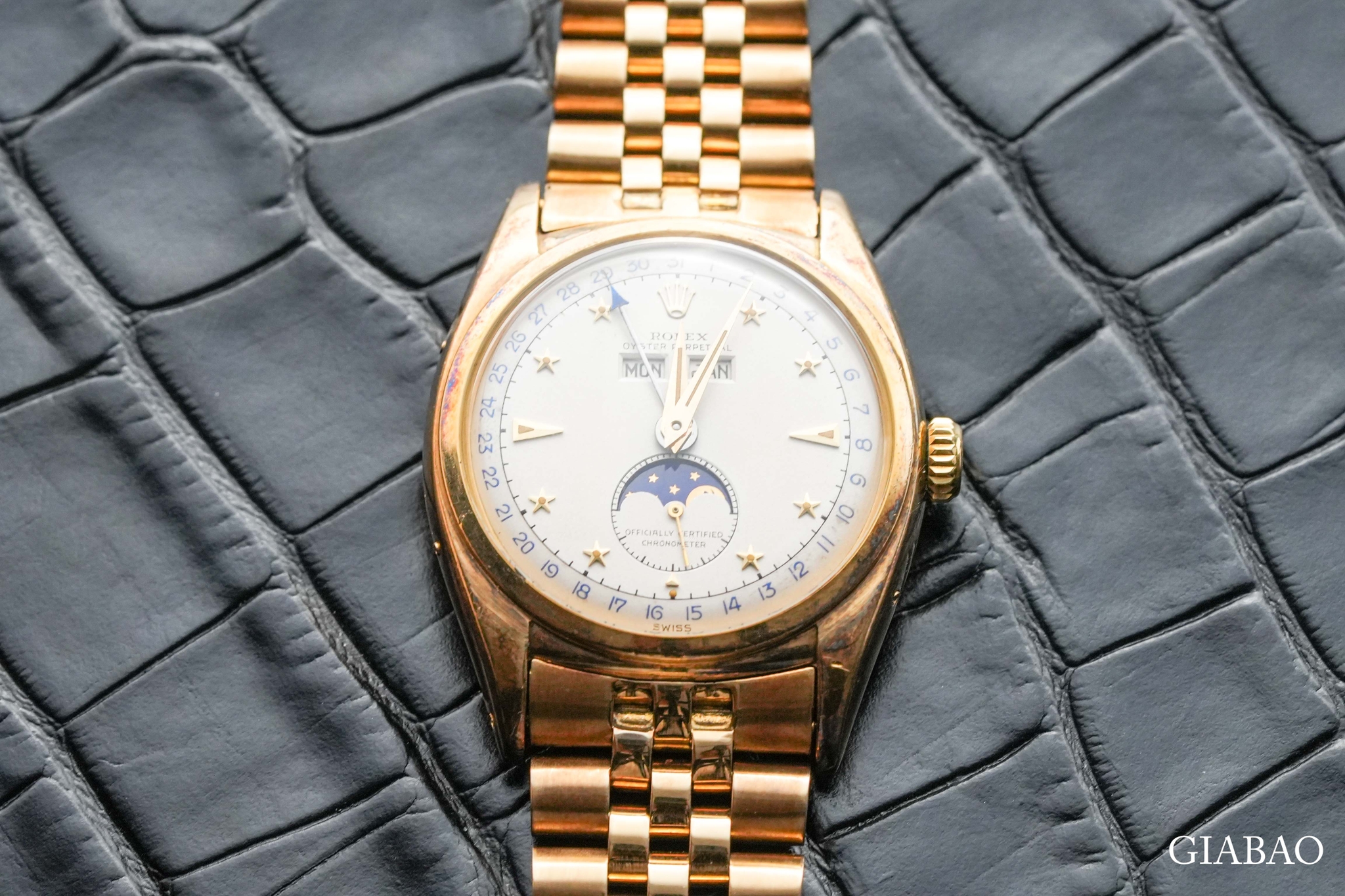 Rolex 6062 Stelline vàng vàng nhìn chính diện với cọc sao, lịch ngày và lịch trăng