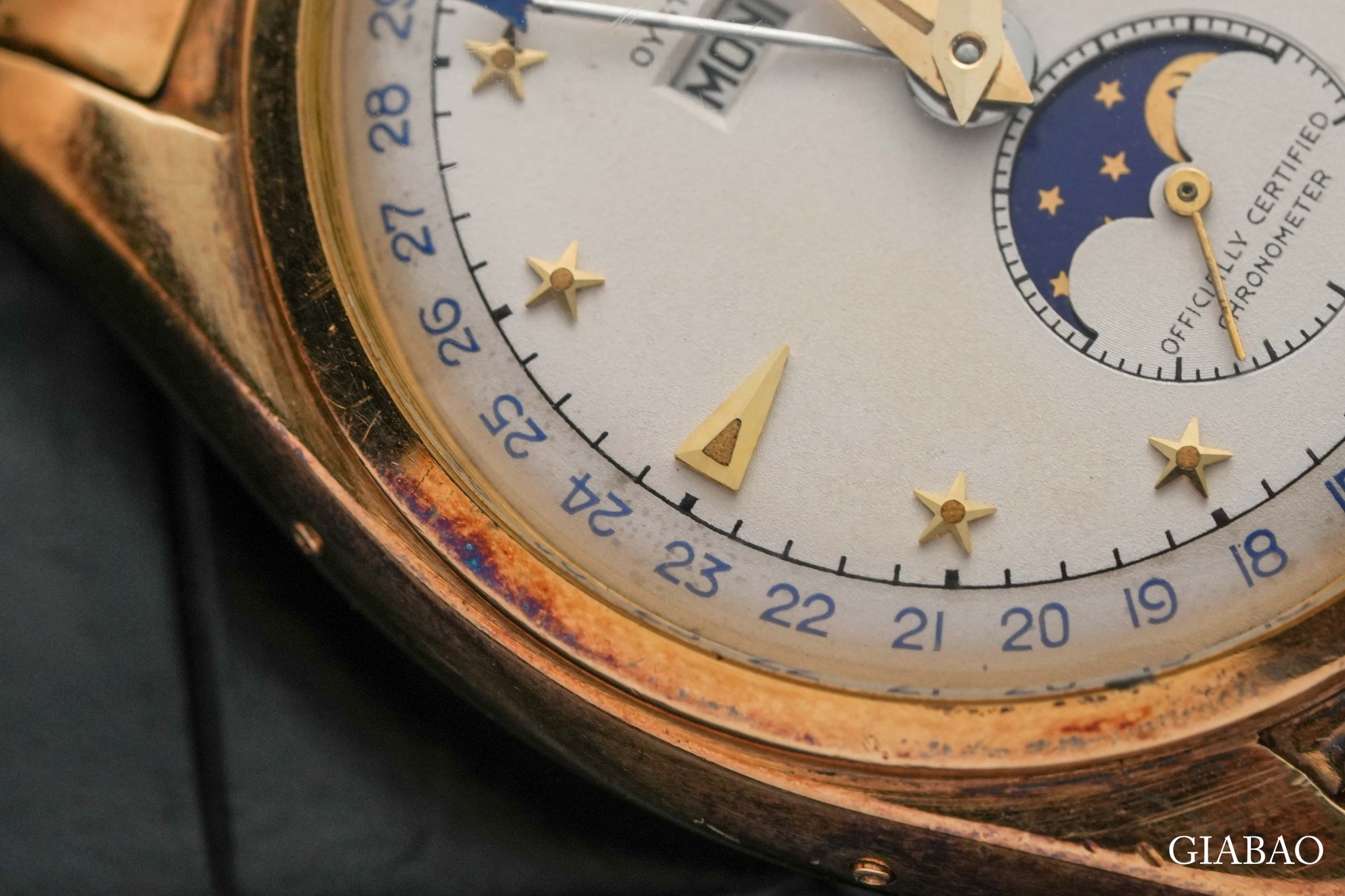 Cận cảnh Rolex 6062 Stelline với cọc sao vàng, lịch vòng ngoài và mặt trăng xanh
