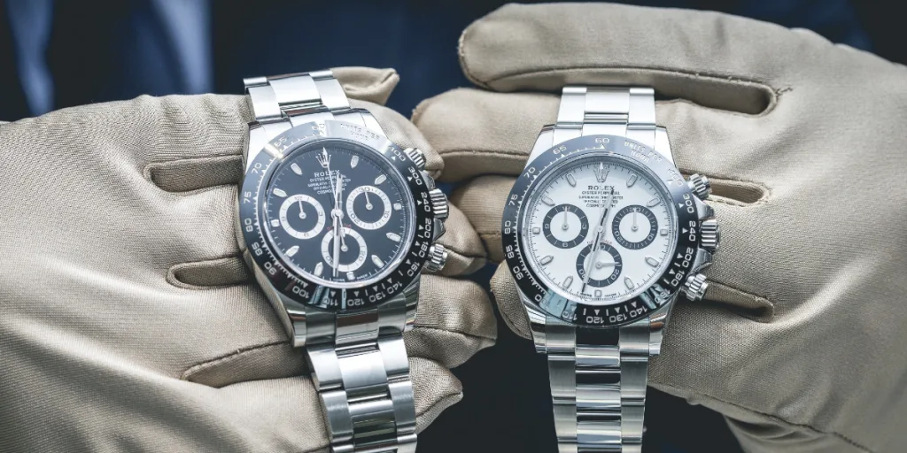 Hai cấu hình Rolex Cosmograph Daytona dùng để minh họa cách so sánh giá