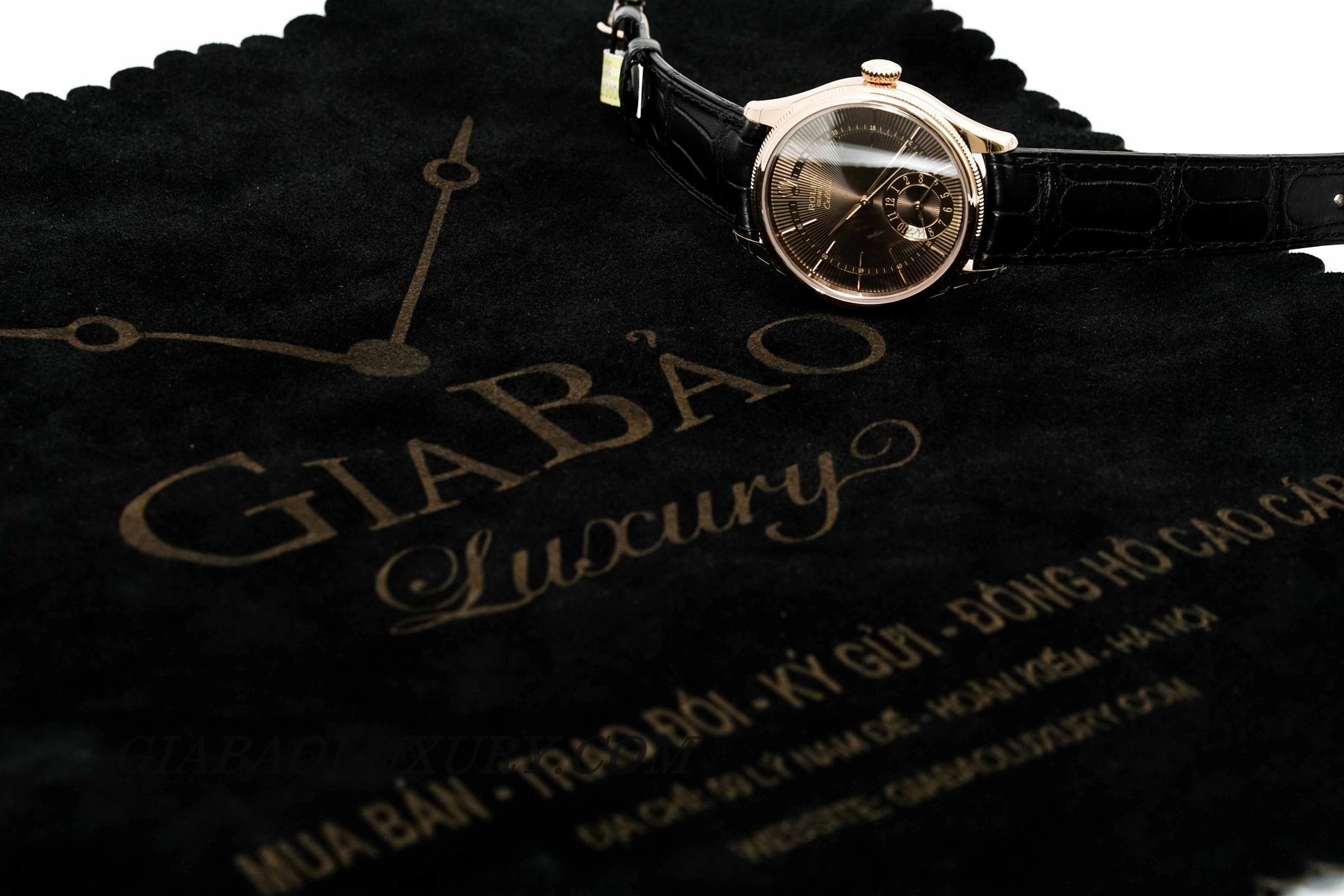 Rolex Cellini Dual Time 50525: múi giờ thứ hai: toàn cảnh Rolex Cellini Dual Time 50525