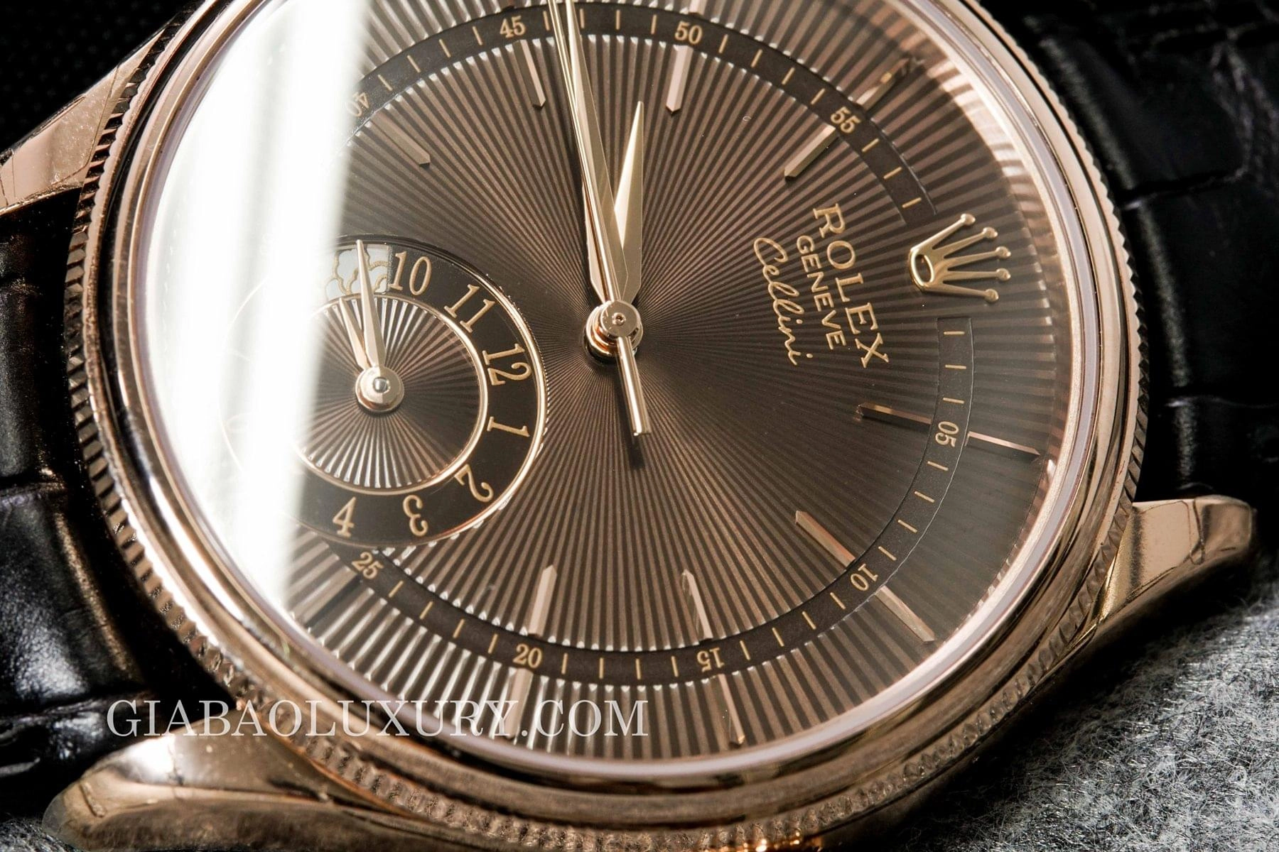Rolex Cellini Dual Time 50525: múi giờ thứ hai: mặt số giờ địa phương và giờ thứ hai