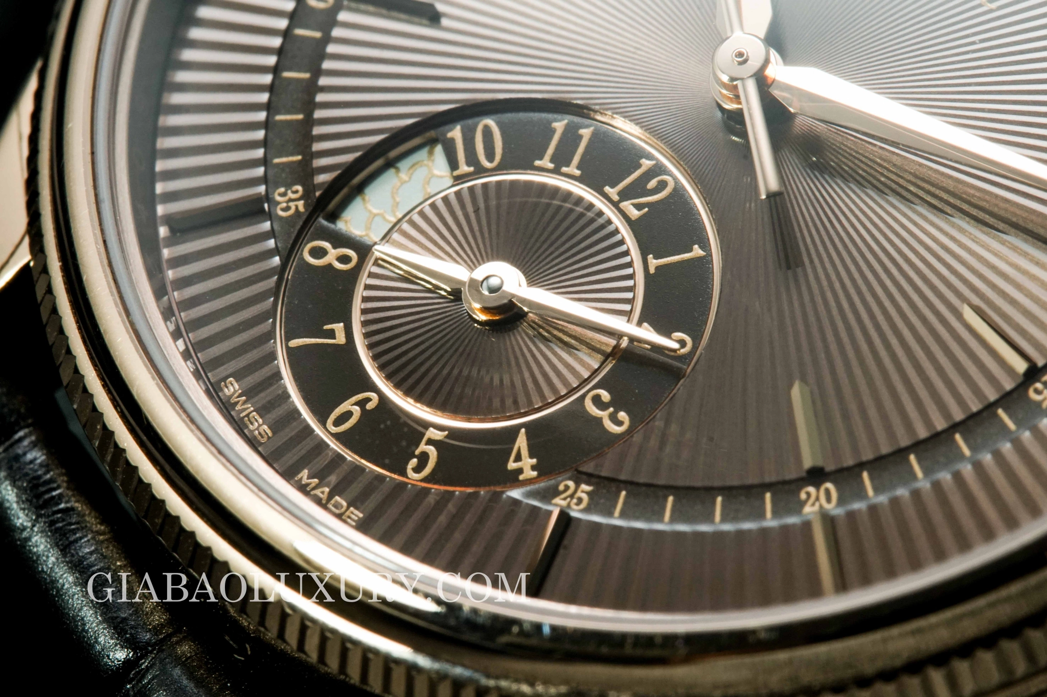 Rolex Cellini Dual Time 50525: múi giờ thứ hai: mặt số phụ giờ thứ hai cùng chỉ báo ngày đêm