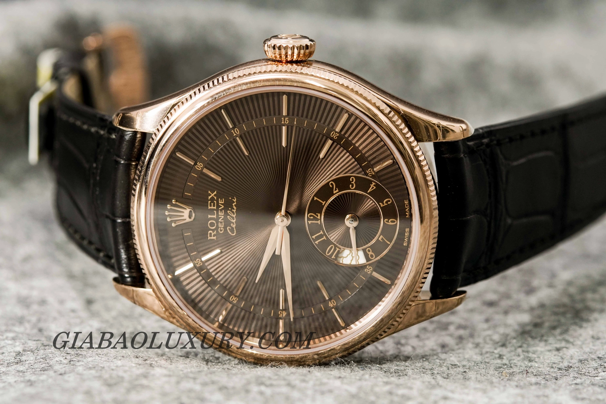 Rolex Cellini Dual Time 50525: múi giờ thứ hai: Cellini Dual Time nhìn chính diện