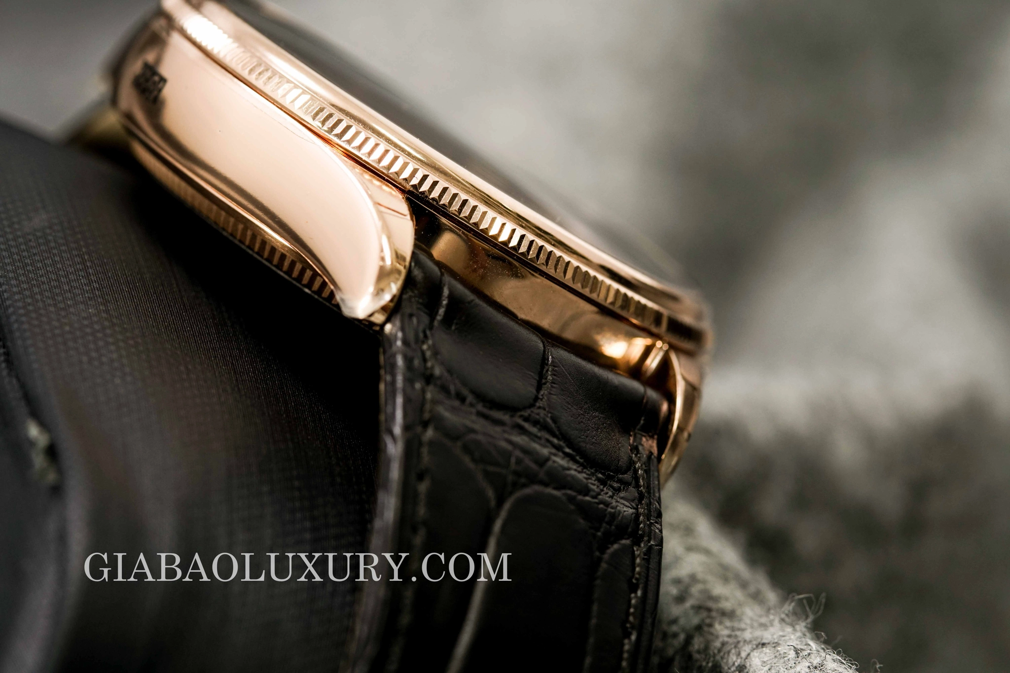 Rolex Cellini Dual Time 50525: múi giờ thứ hai: vành đôi dạng vòm và khía nhìn từ cạnh