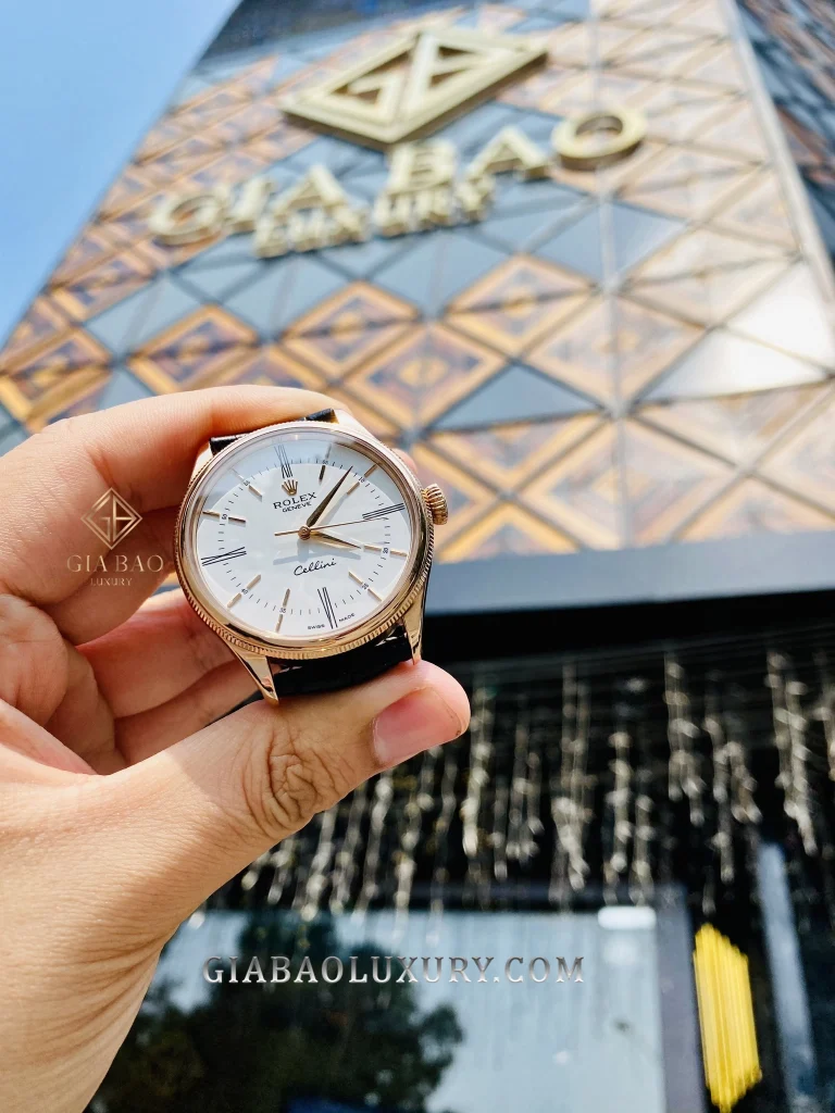 Rolex Cellini Time 50505: ba kim trong vỏ Everose: Cellini Time 50505 được cầm trên tay