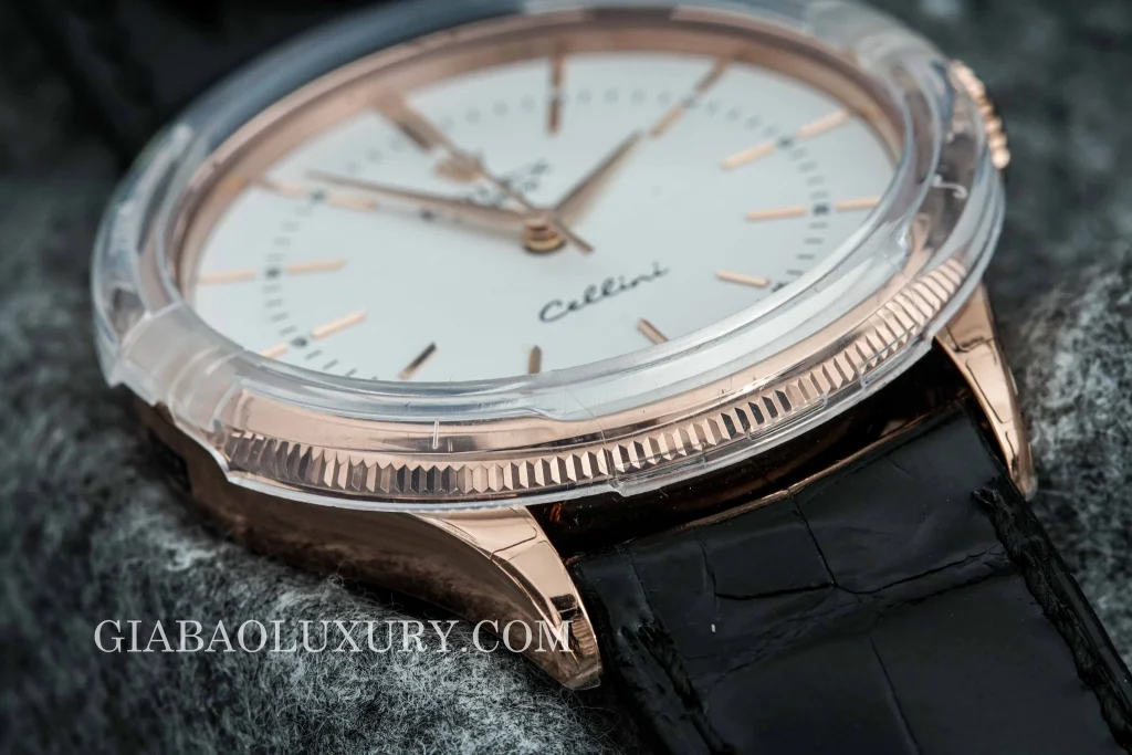 Rolex Cellini Time 50505: ba kim trong vỏ Everose: cạnh vỏ và phần nối dây da