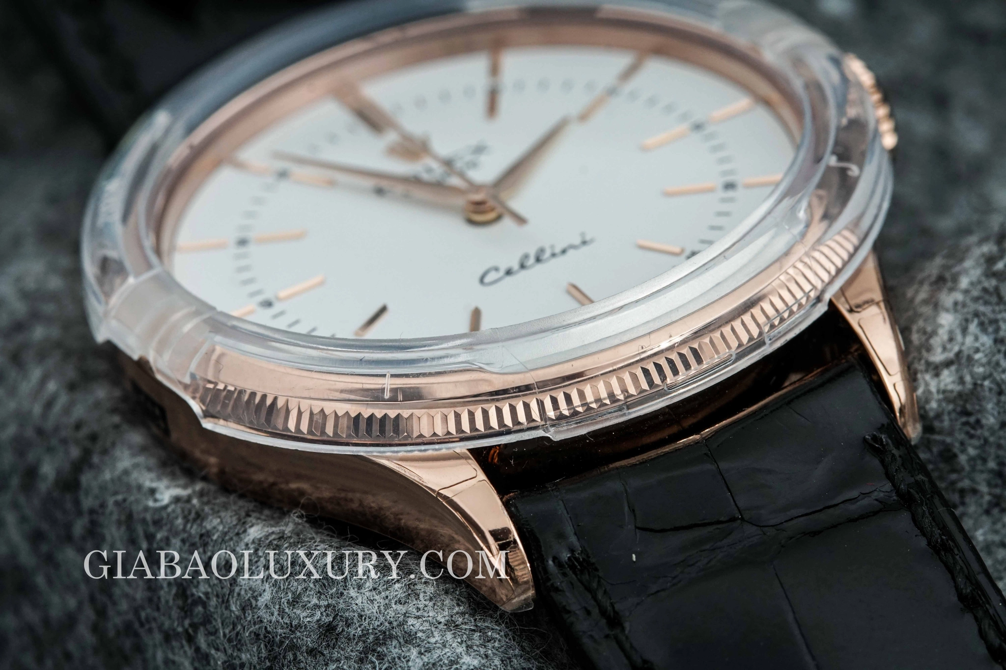 Rolex Cellini Time 50505: ba kim trong vỏ Everose: cạnh vỏ và phần nối dây da