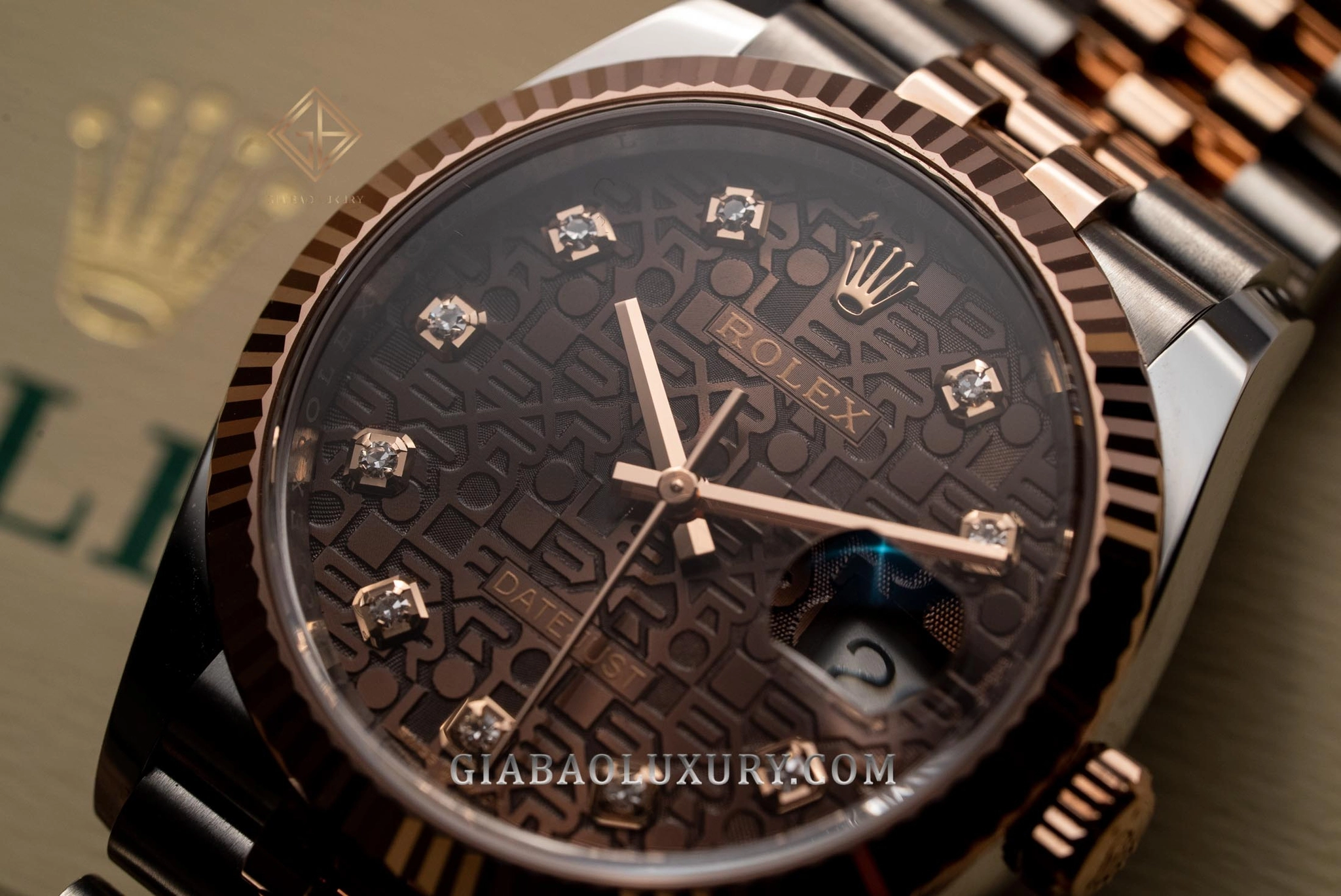 Rolex Datejust 36 Ref. 126231: Everose Rolesor: mặt số cùng cửa sổ ngày có kính Cyclops nhìn chéo