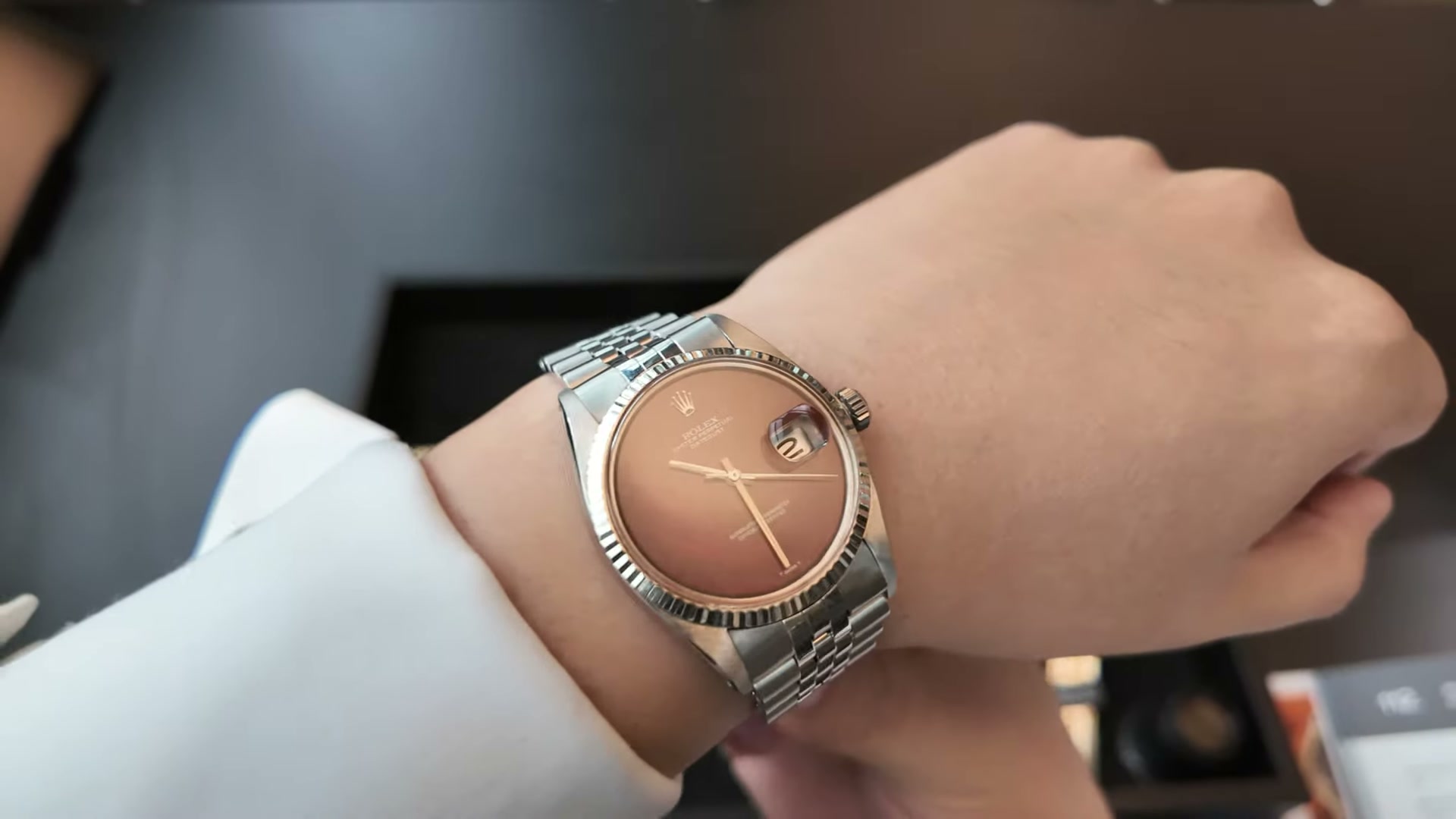 Rolex Datejust red jasper trên cổ tay