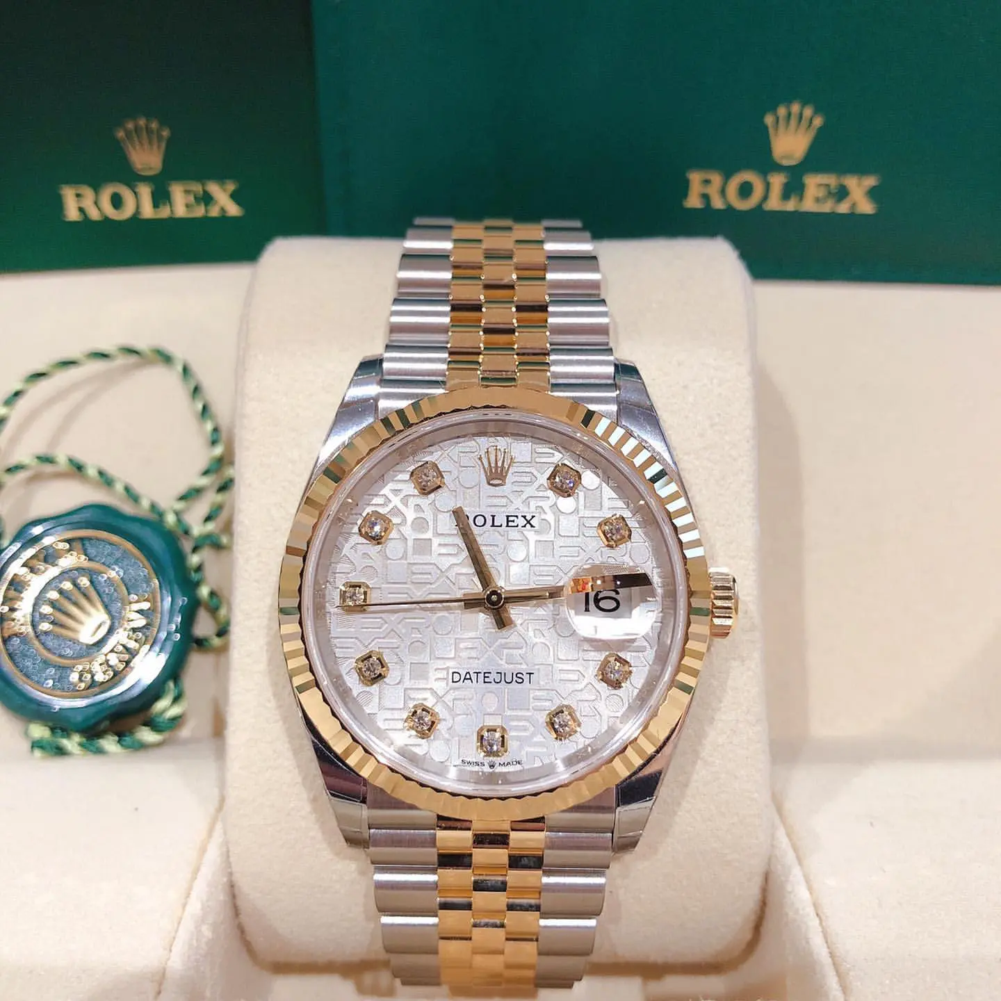 Rolex Datejust 36 126233: Rolesor và calibre 3235: Datejust 36 Ref. 126233 mặt số vân Jubilee đính kim cương