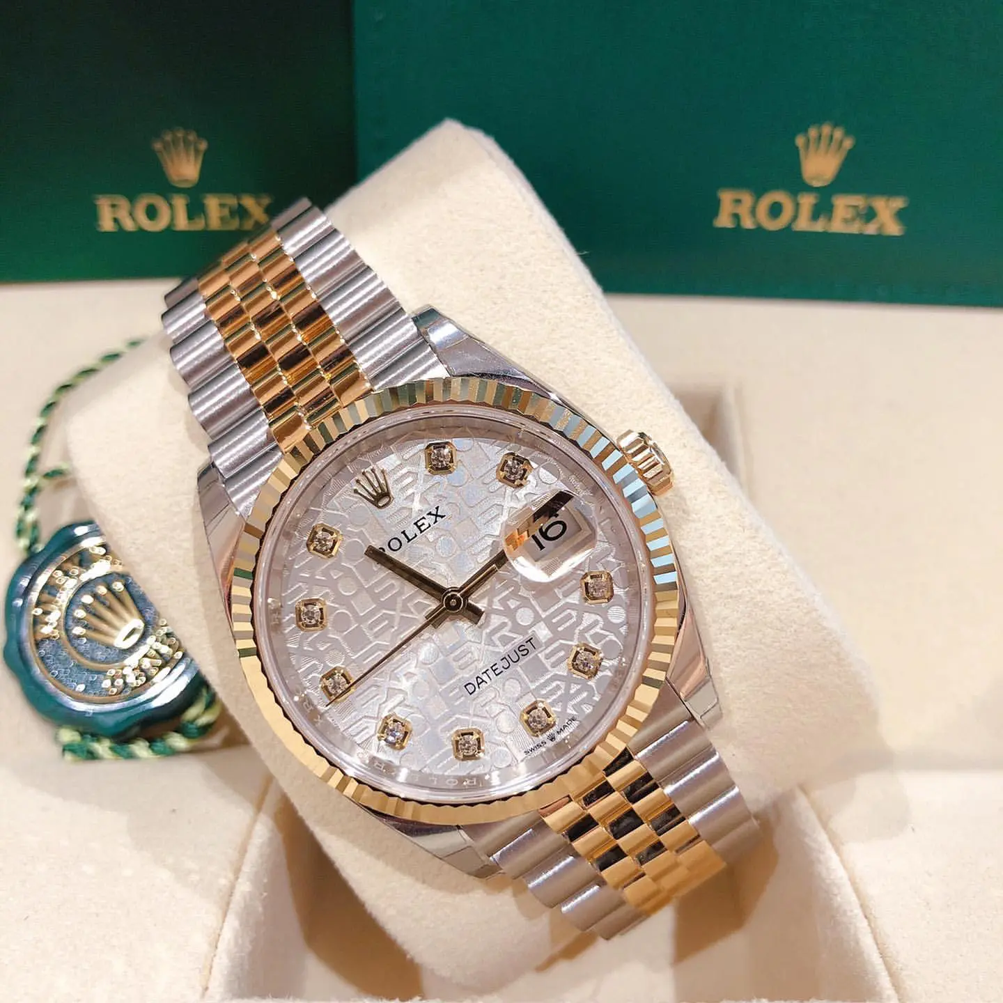Rolex Datejust 36 126233: Rolesor và calibre 3235: vành khía vàng vàng và dây Jubilee Rolesor