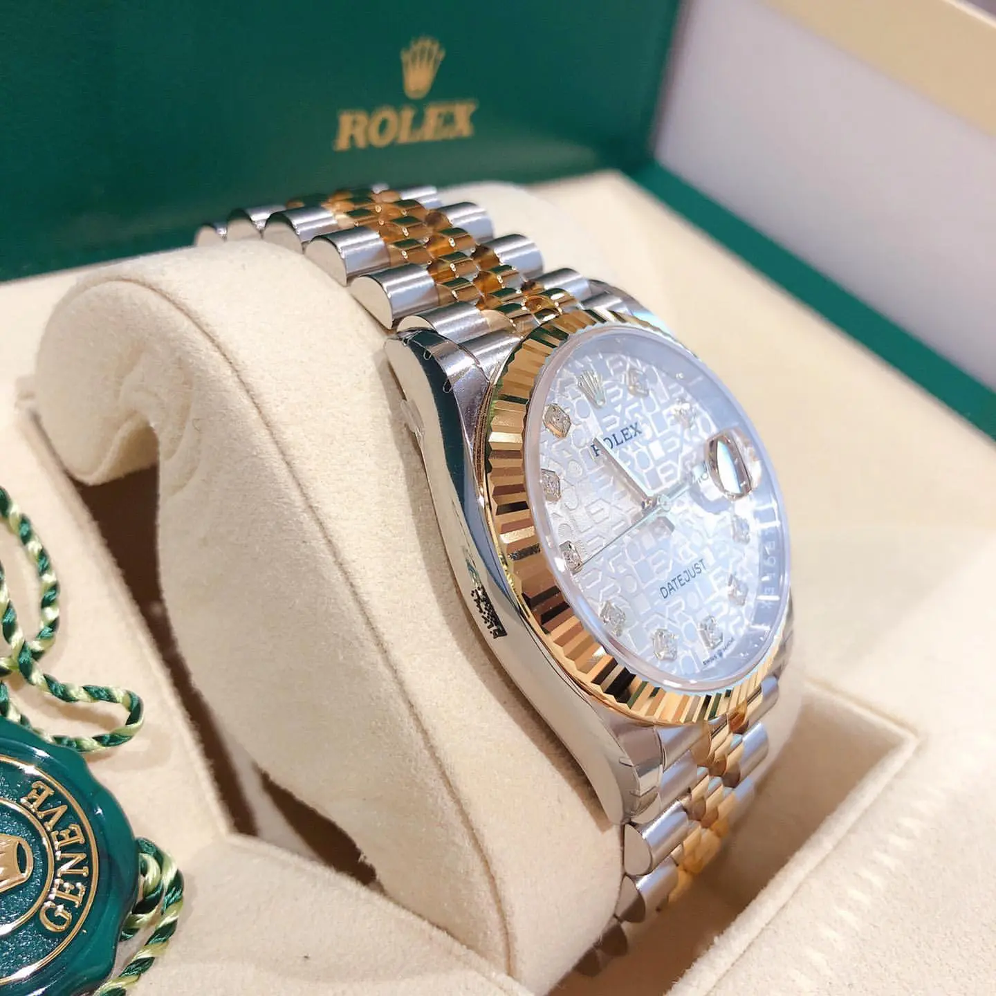 Rolex Datejust 36 126233: Rolesor và calibre 3235: cạnh vỏ Oyster và kính Cyclops trên lịch ngày