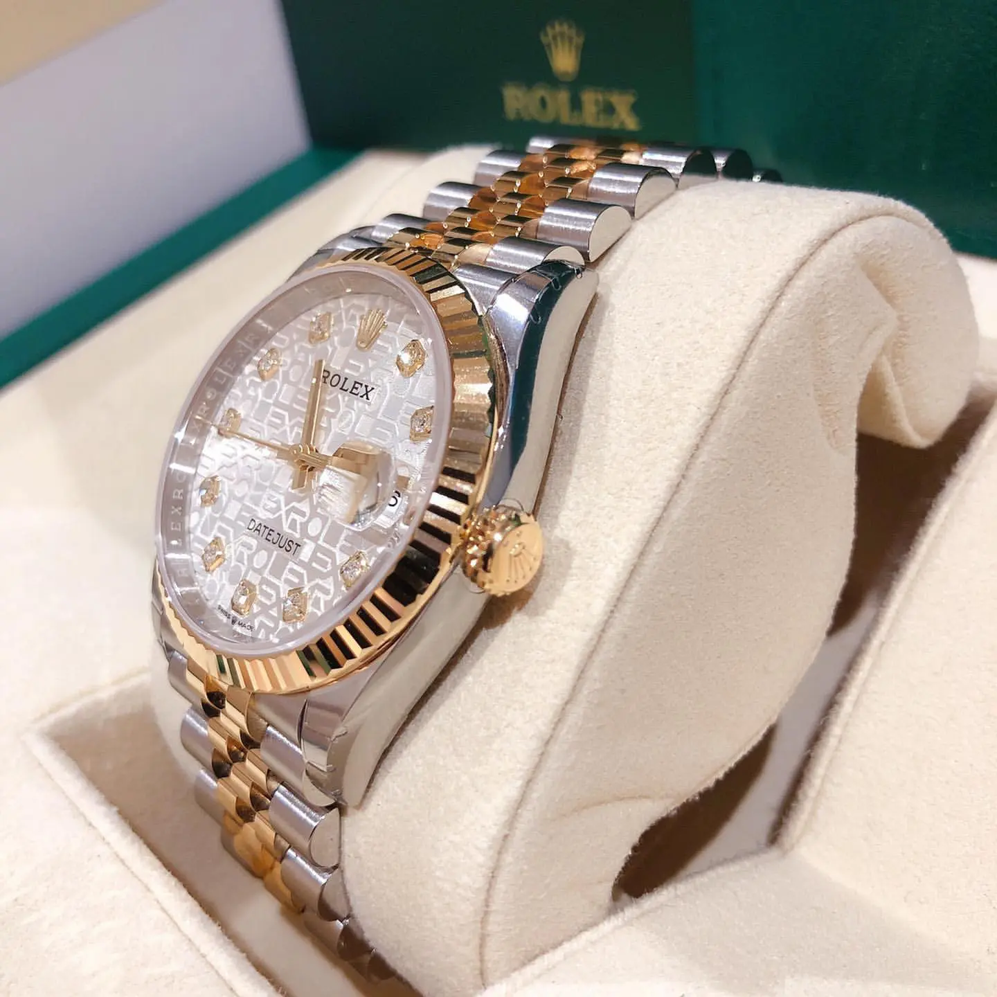Rolex Datejust 36 126233: Rolesor và calibre 3235: tỷ lệ 36 mm nhìn từ góc ba phần tư