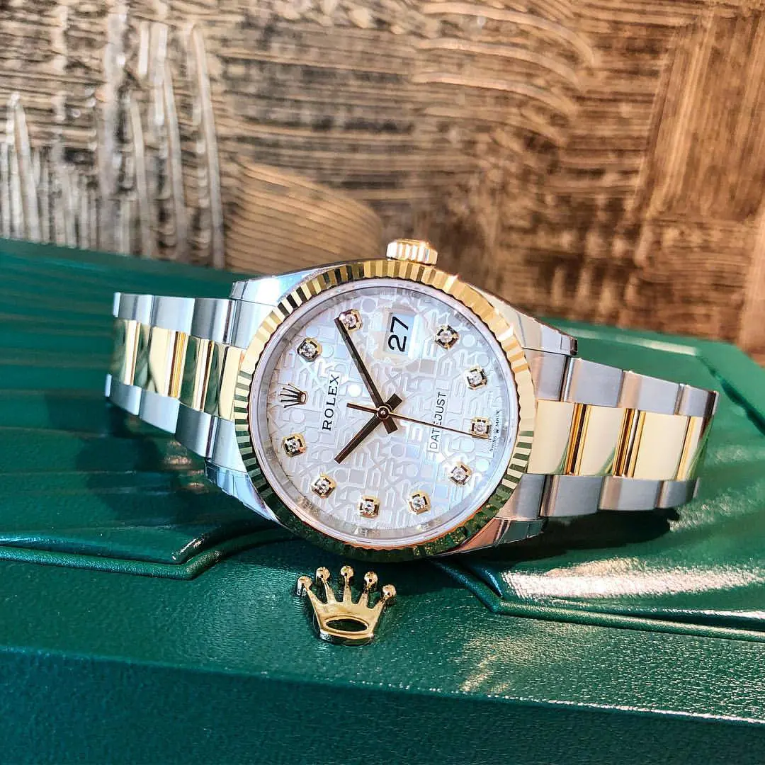 Rolex Datejust 36 126233: Rolesor và calibre 3235: Datejust 36 Ref. 126233 đặt trên hộp Rolex