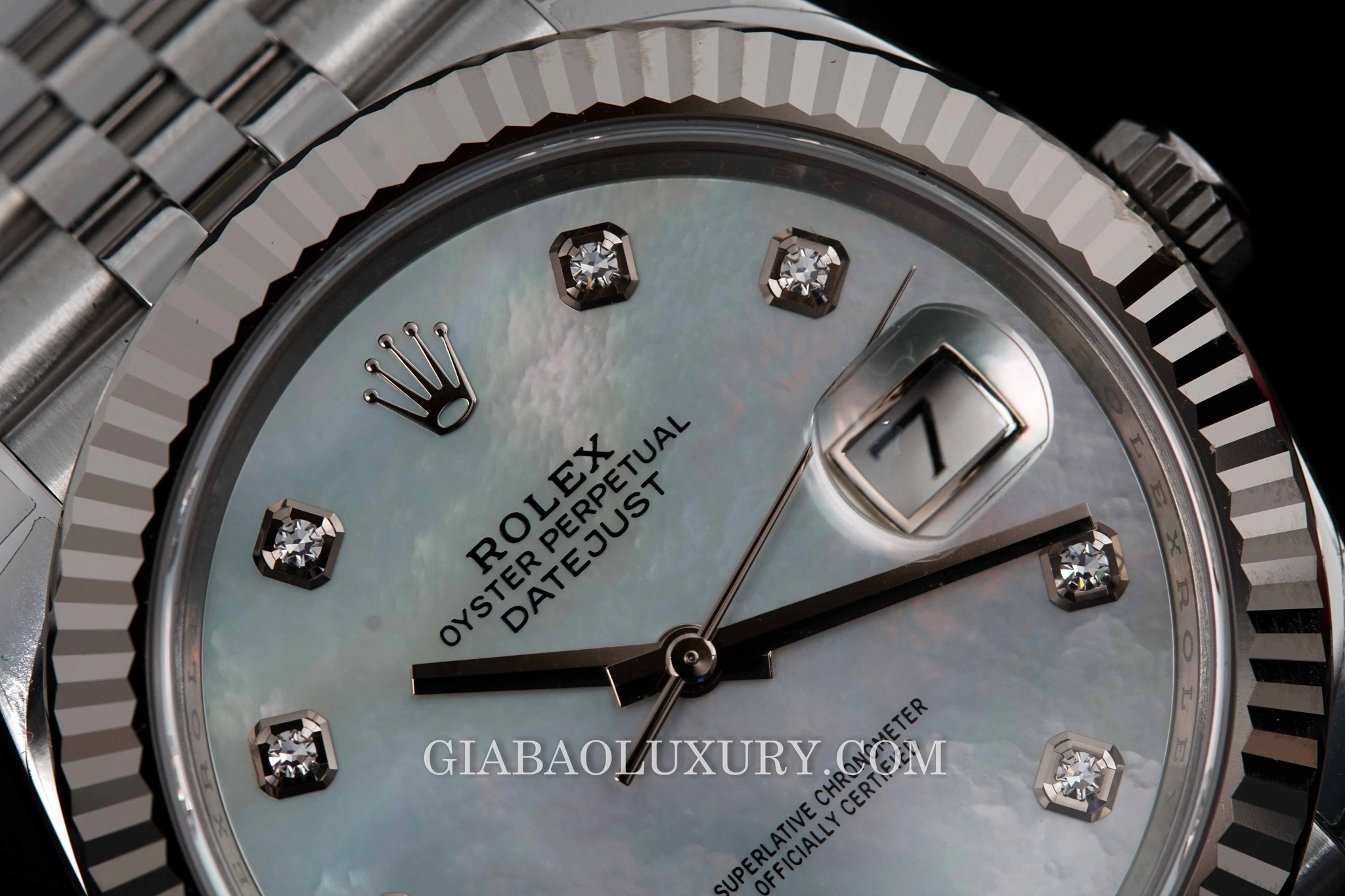 Rolex Datejust 41 Ref. 126334 mặt xà cừ trắng: Mặt xà cừ trắng, cọc kim cương và kính Cyclops