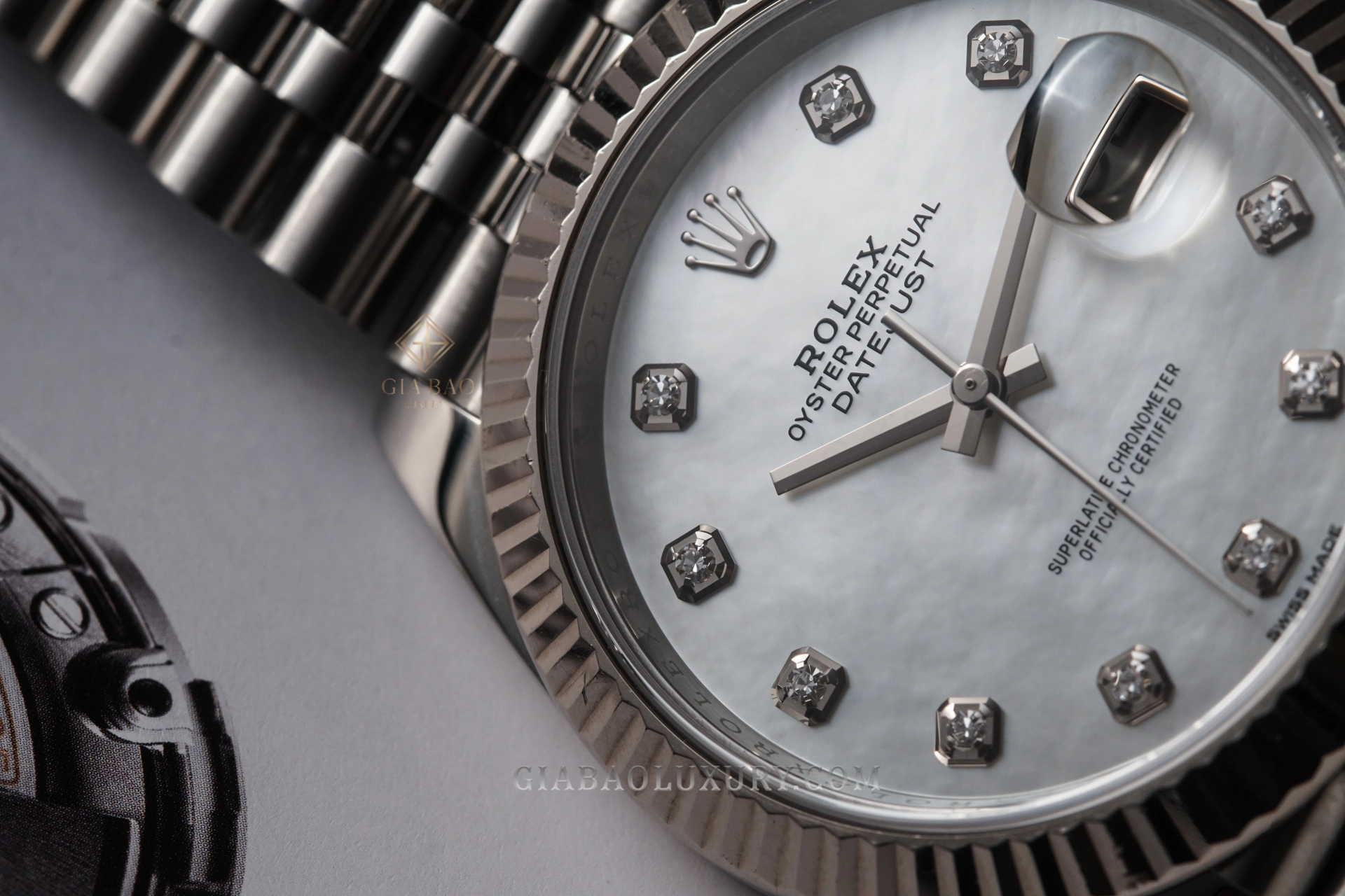 Rolex Datejust 41 Ref. 126334 mặt xà cừ trắng: Mặt số xà cừ tự nhiên thay đổi màu theo góc sáng