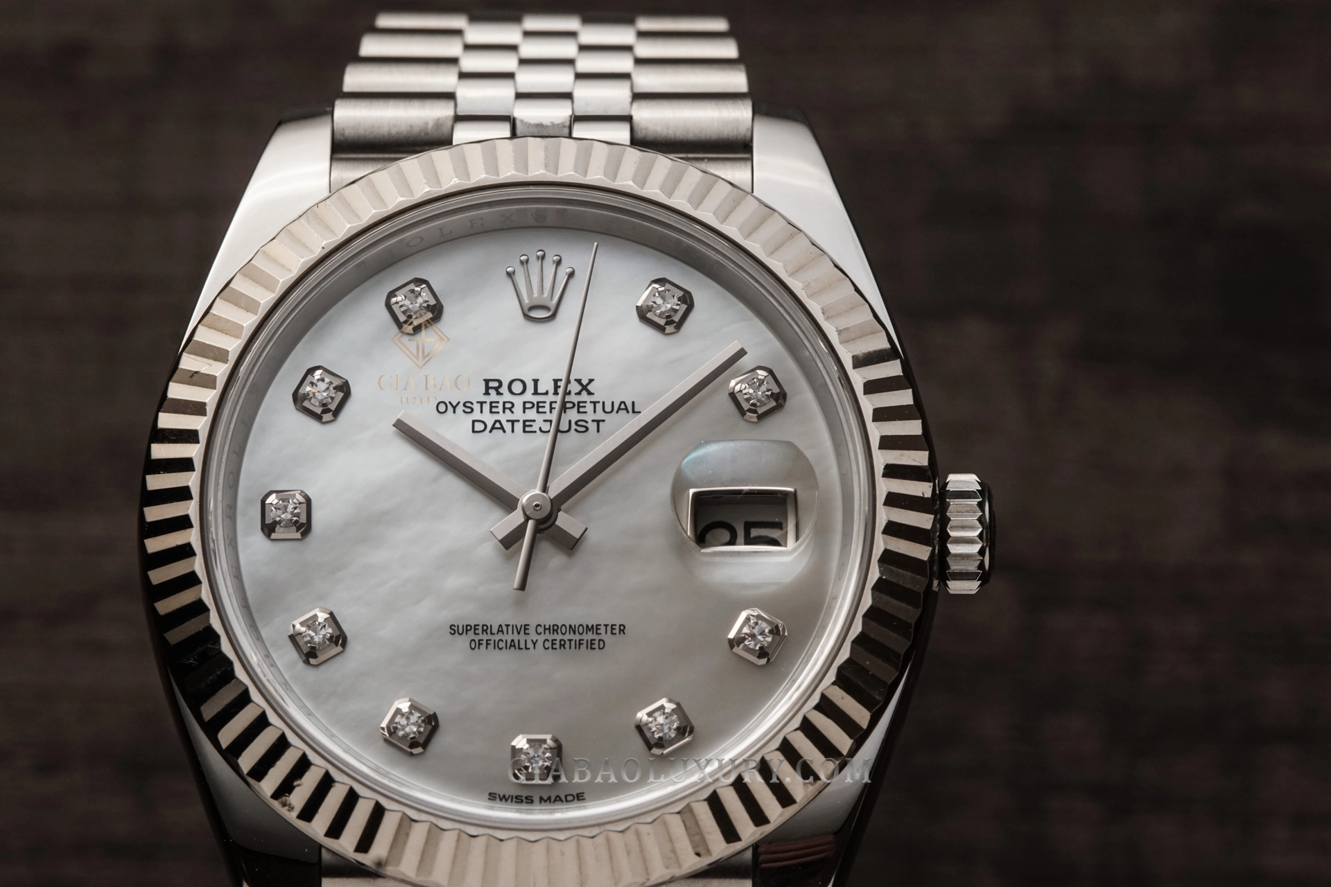 Rolex Datejust 41 Ref. 126334 mặt xà cừ trắng: Datejust 41 Ref. 126334 với bezel khía và dây Jubilee