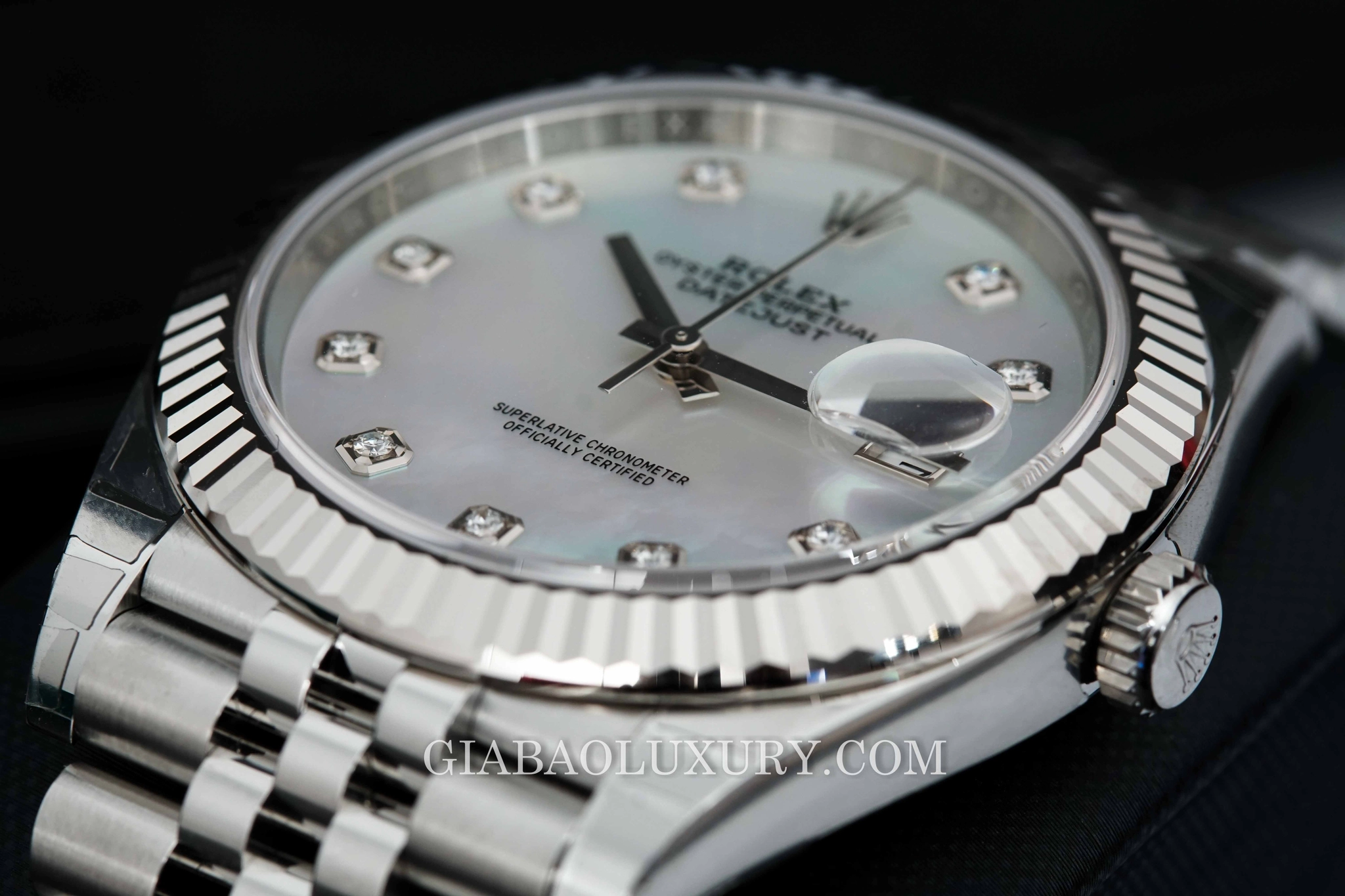 Rolex Datejust 41 Ref. 126334 mặt xà cừ trắng: Góc nghiêng cho thấy bezel vàng trắng và vỏ Oystersteel