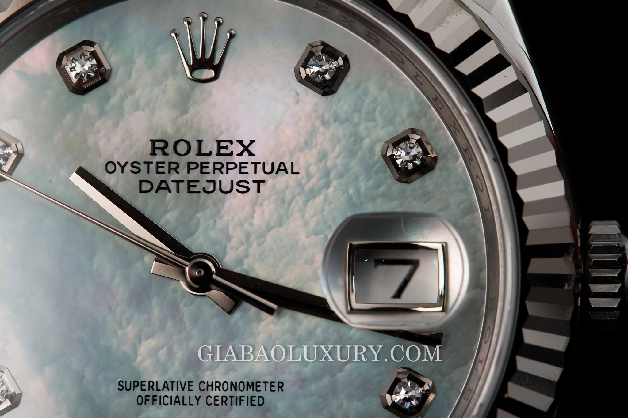 Rolex Datejust 41 Ref. 126334 mặt xà cừ trắng: Cận cảnh logo, cọc kim cương và ô ngày