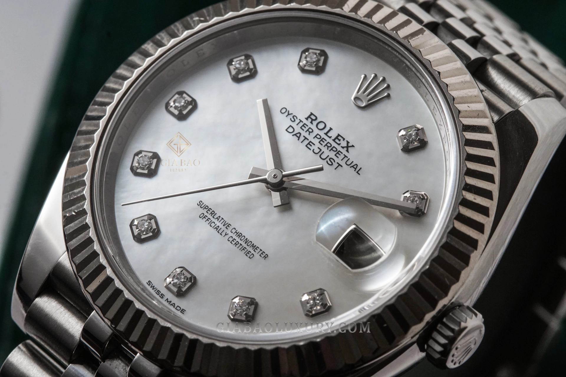 Rolex Datejust 41 Ref. 126334 mặt xà cừ trắng: Rolex Datejust 41 mặt xà cừ trắng nhìn ba phần tư
