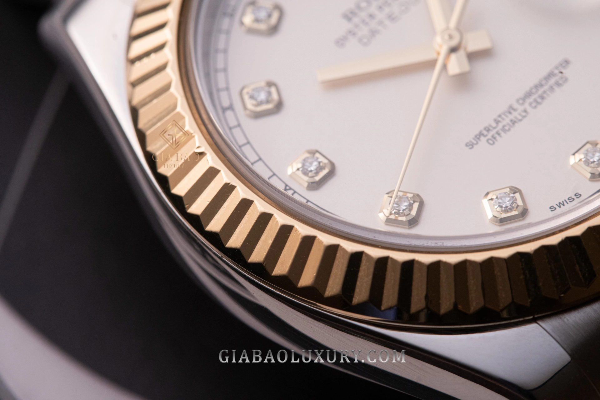 Rolex Datejust II 116333 mặt số Ivory: bezel khía vàng và cọc kim cương